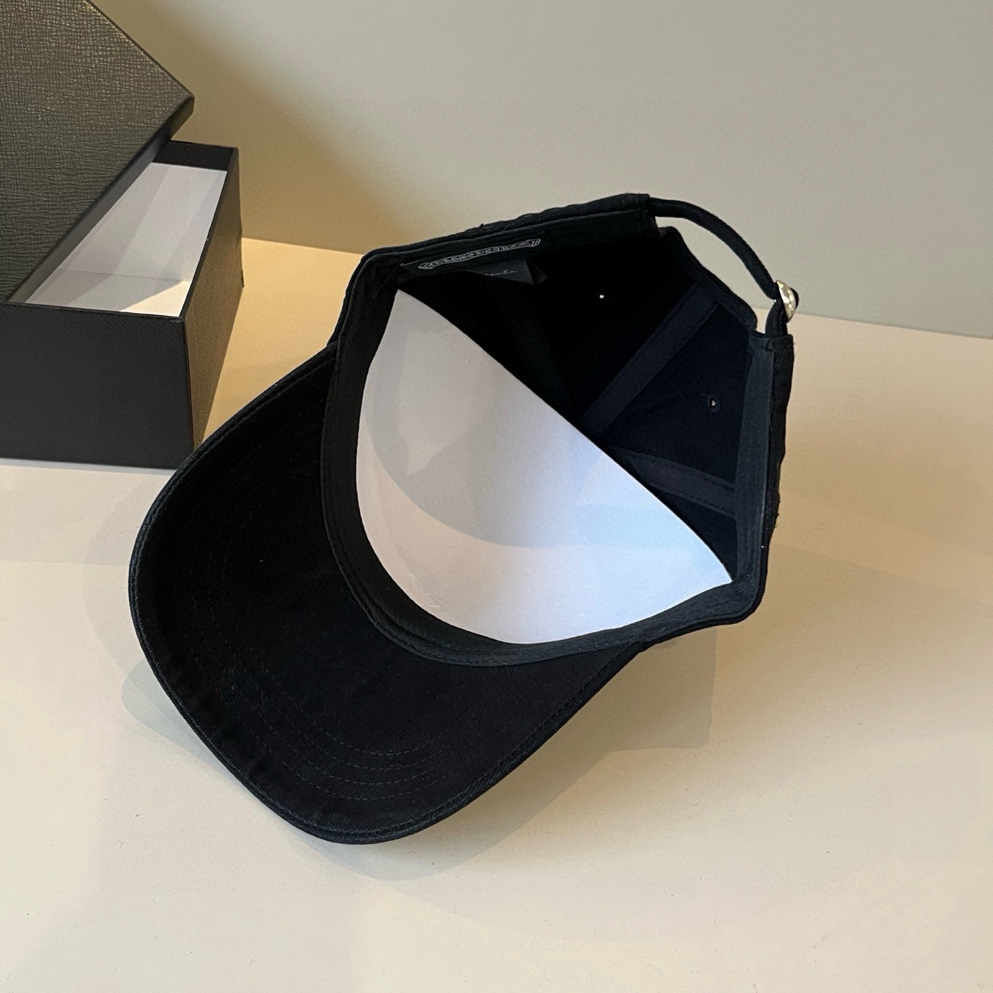  克罗心最新时尚前卫的休闲设计风格，戴上头就是这样好看看哦，做工精细，男女同款！