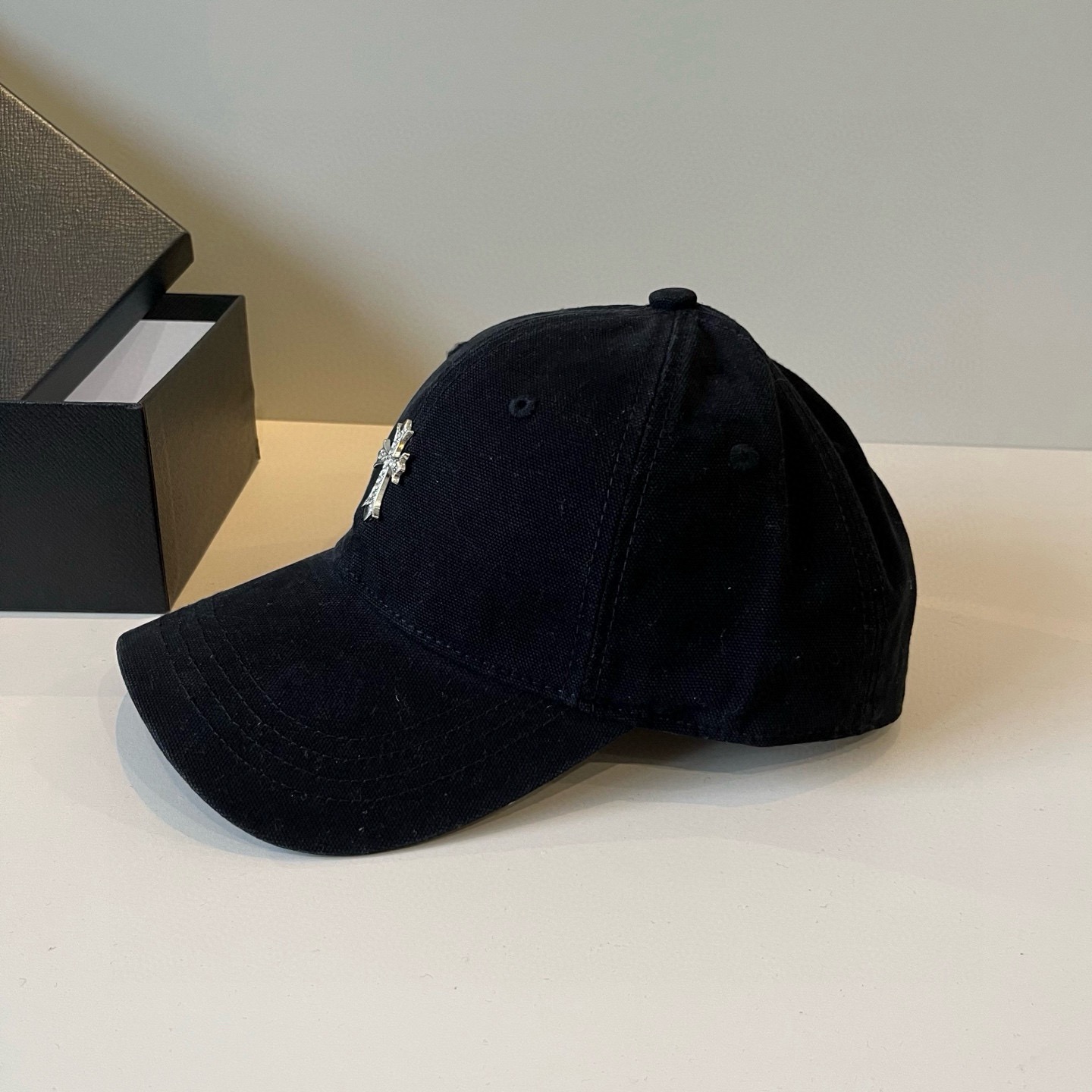  克罗心最新时尚前卫的休闲设计风格，戴上头就是这样好看看哦，做工精细，男女同款！