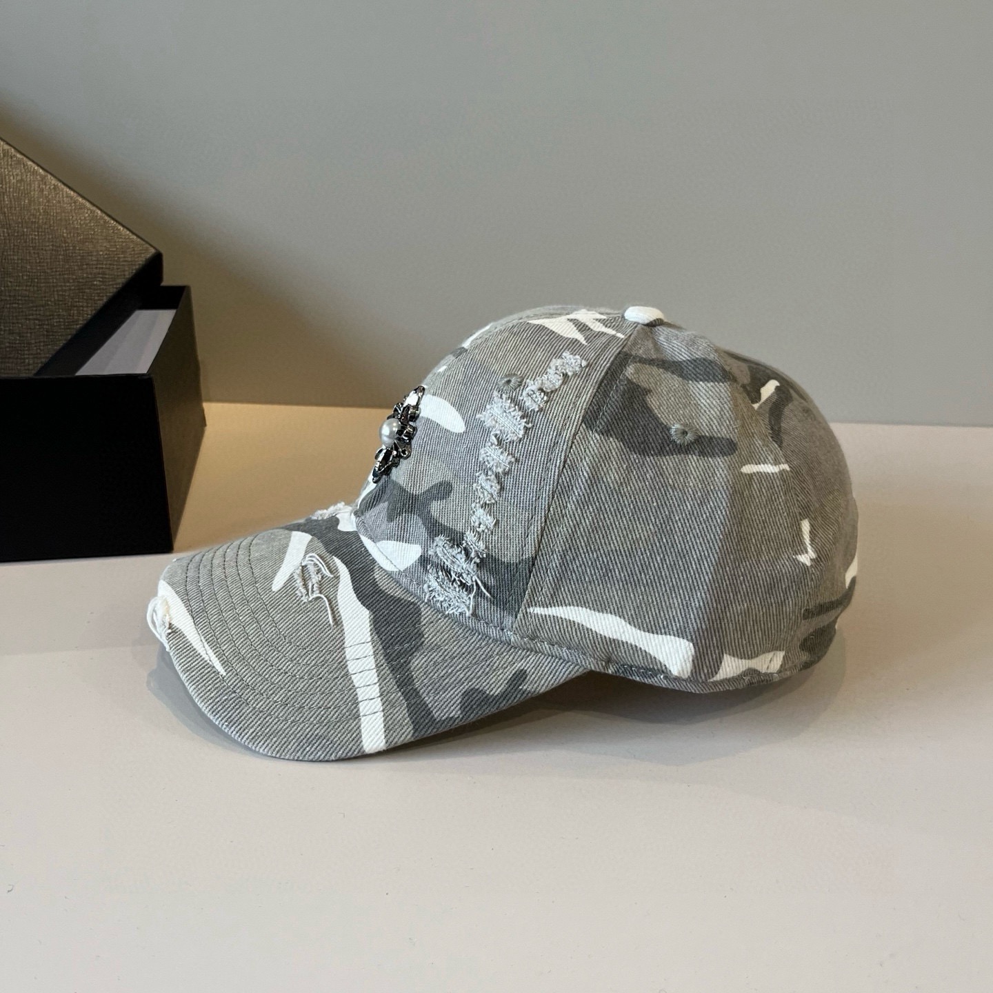  克罗心最新时尚前卫的休闲设计风格，戴上头就是这样好看看哦，做工精细，男女同款！