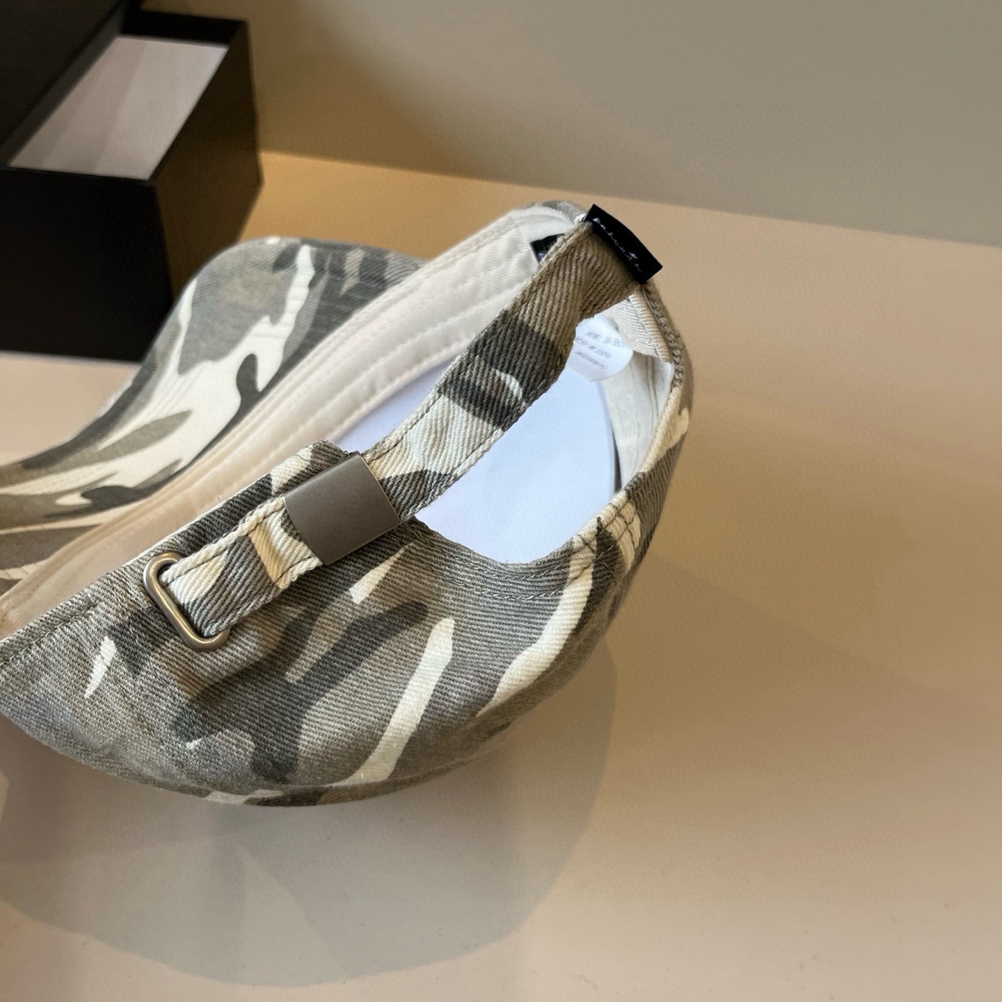  克罗心最新时尚前卫的休闲设计风格，戴上头就是这样好看看哦，做工精细，男女同款！