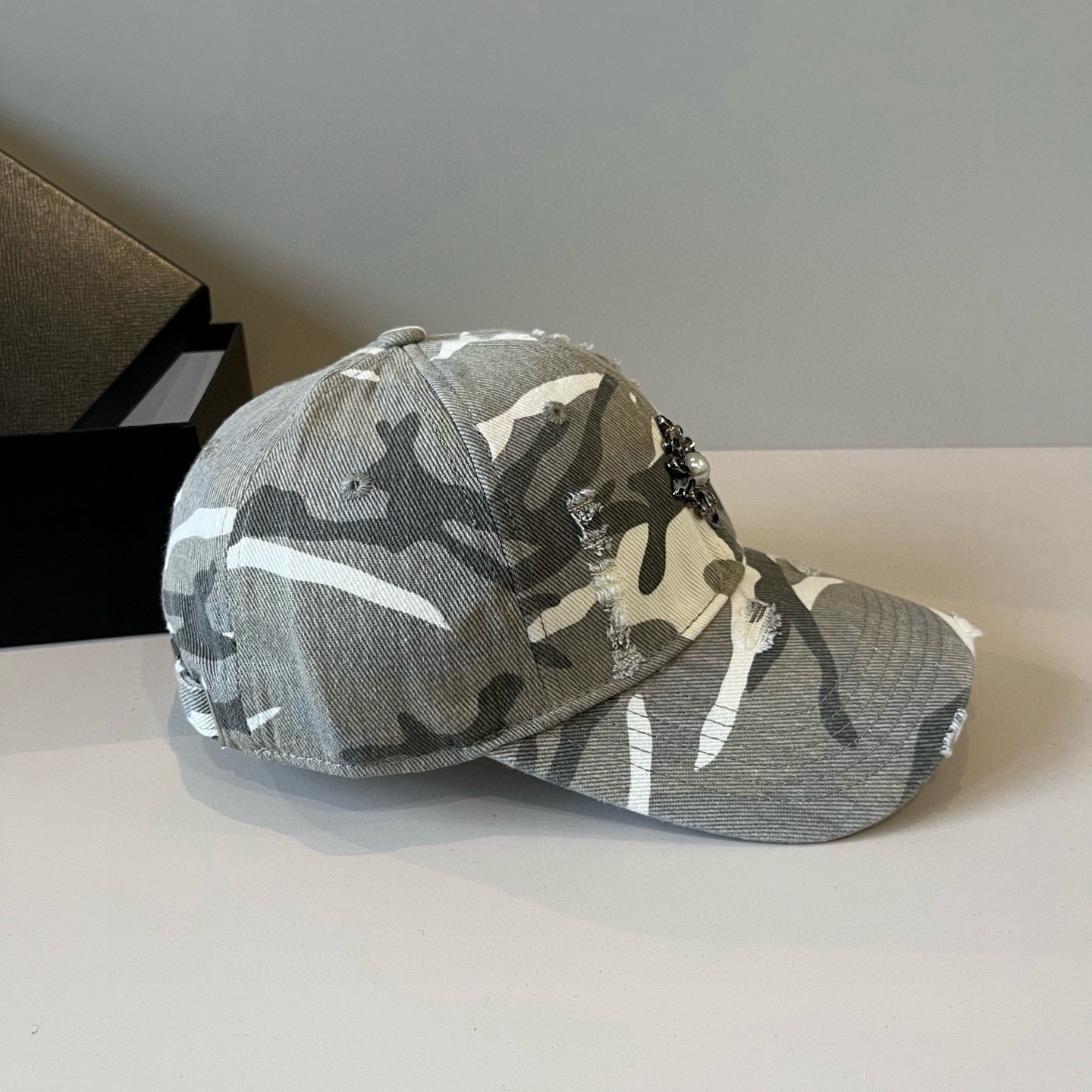  克罗心最新时尚前卫的休闲设计风格，戴上头就是这样好看看哦，做工精细，男女同款！