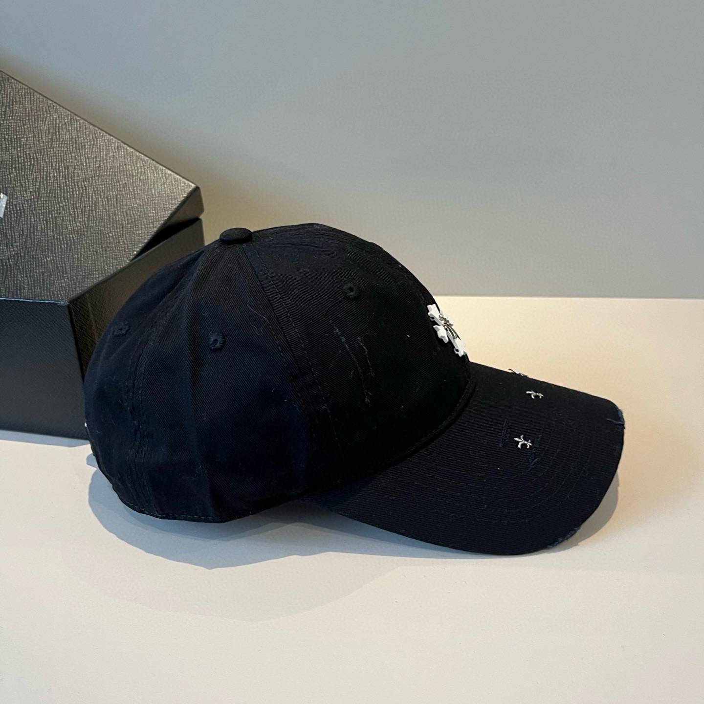  克罗心最新时尚前卫的休闲设计风格，戴上头就是这样好看看哦，做工精细，男女同款！