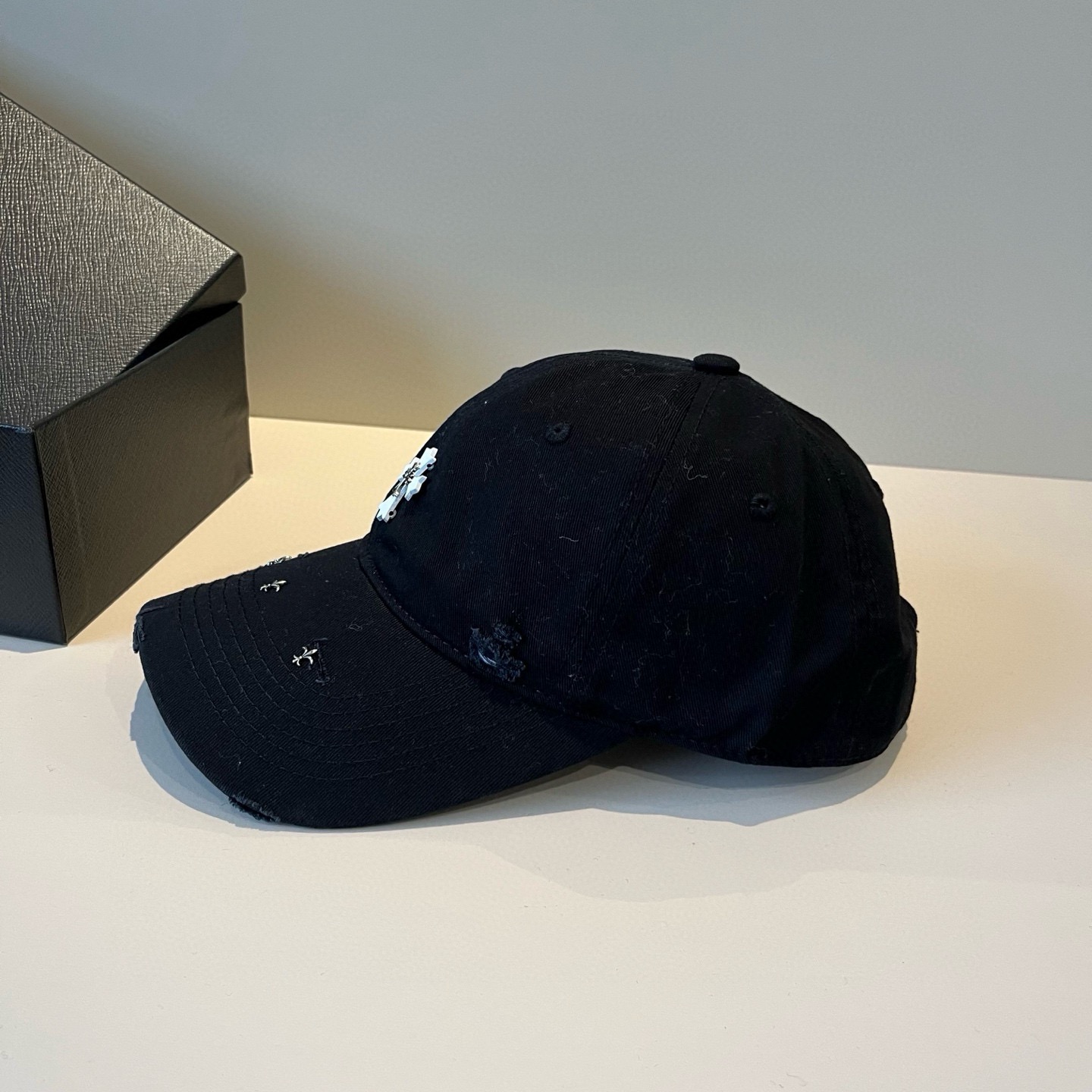  克罗心最新时尚前卫的休闲设计风格，戴上头就是这样好看看哦，做工精细，男女同款！