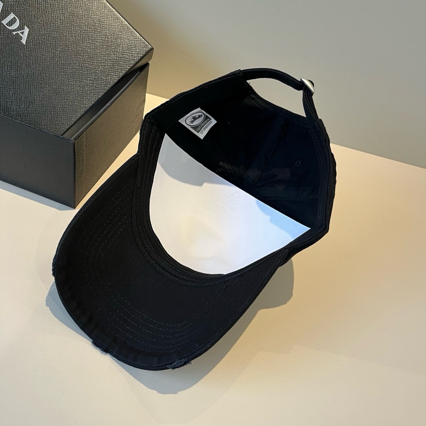  克罗心最新时尚前卫的休闲设计风格，戴上头就是这样好看看哦，做工精细，男女同款！