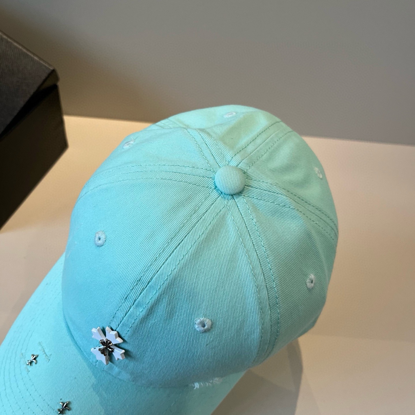  克罗心最新时尚前卫的休闲设计风格，戴上头就是这样好看看哦，做工精细，男女同款！