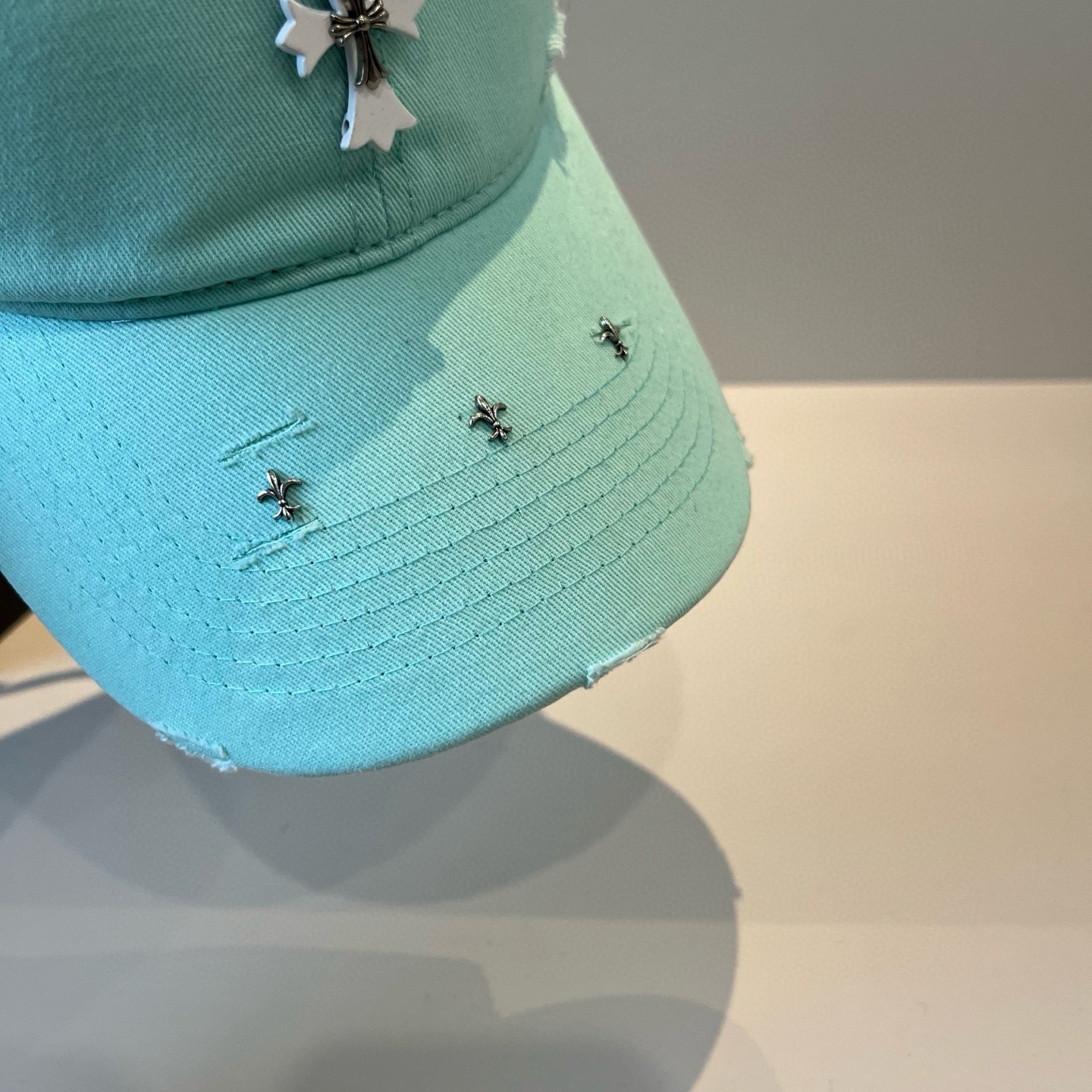  克罗心最新时尚前卫的休闲设计风格，戴上头就是这样好看看哦，做工精细，男女同款！