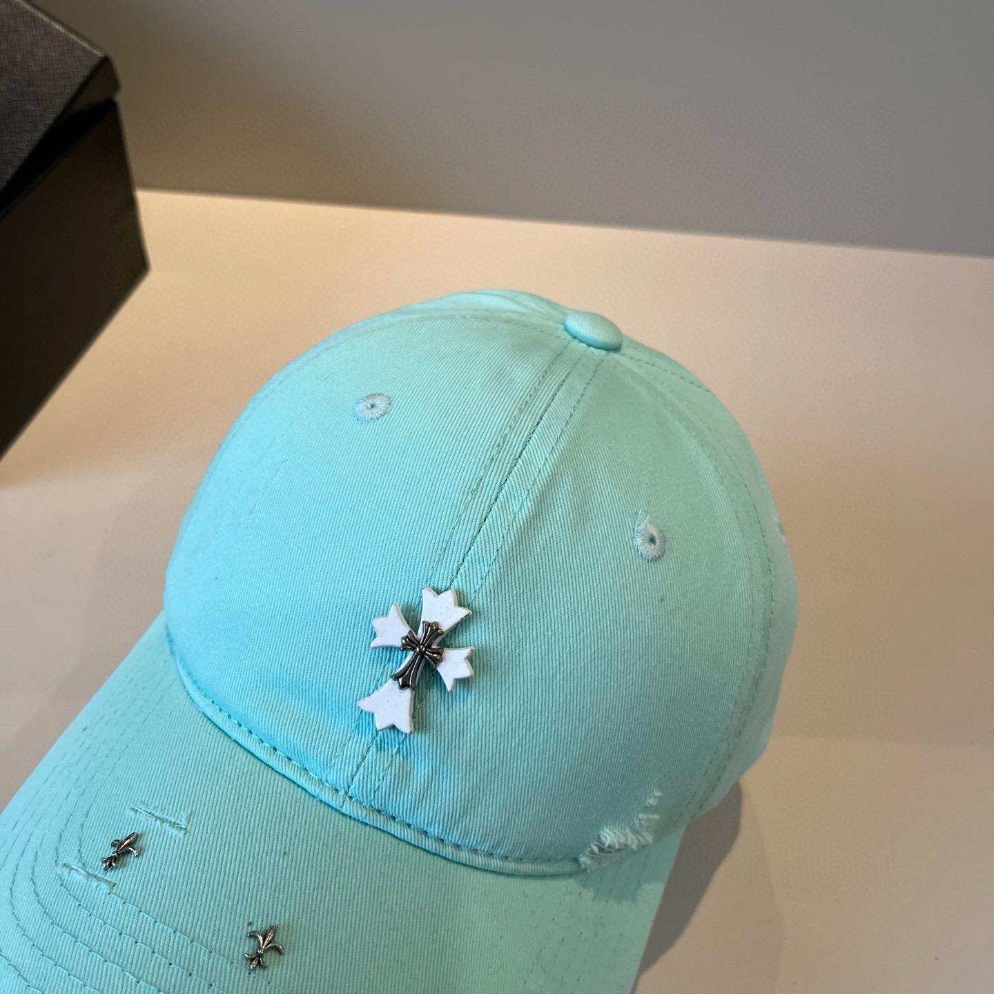  克罗心最新时尚前卫的休闲设计风格，戴上头就是这样好看看哦，做工精细，男女同款！