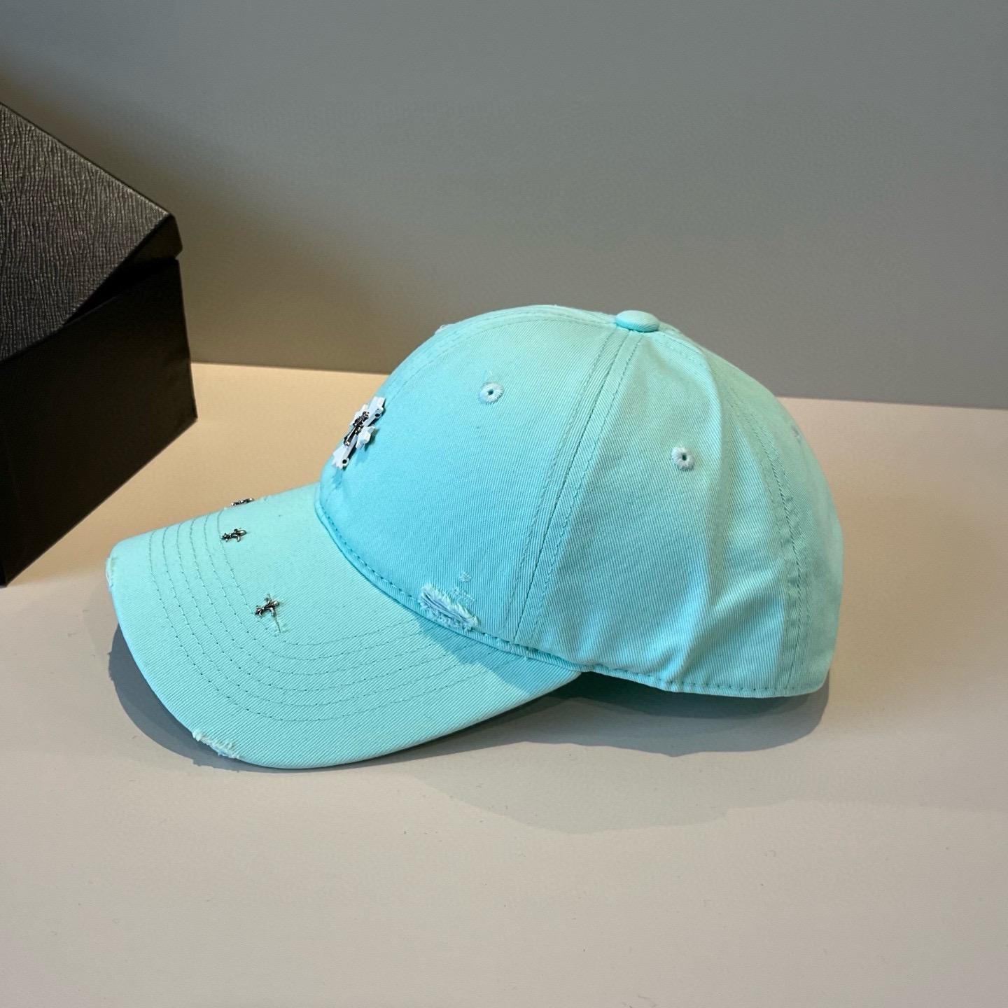  克罗心最新时尚前卫的休闲设计风格，戴上头就是这样好看看哦，做工精细，男女同款！