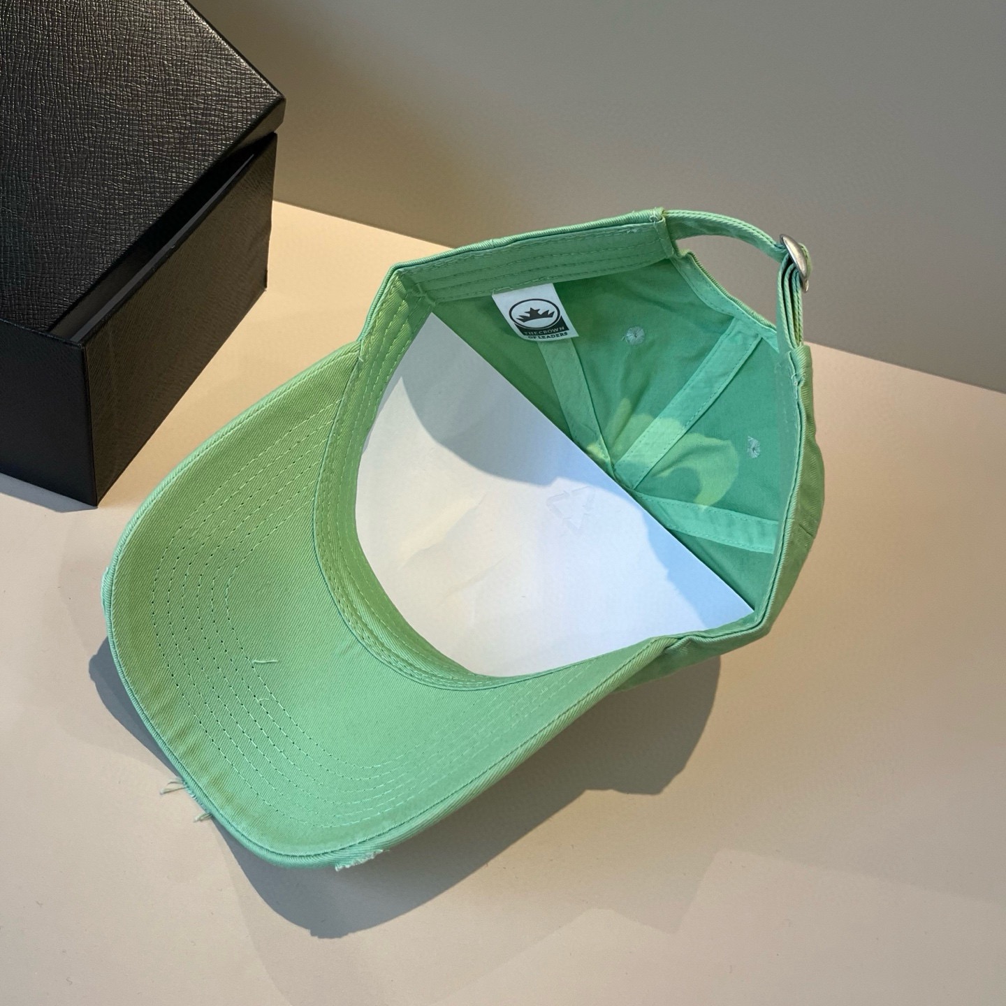  克罗心最新时尚前卫的休闲设计风格，戴上头就是这样好看看哦，做工精细，男女同款！