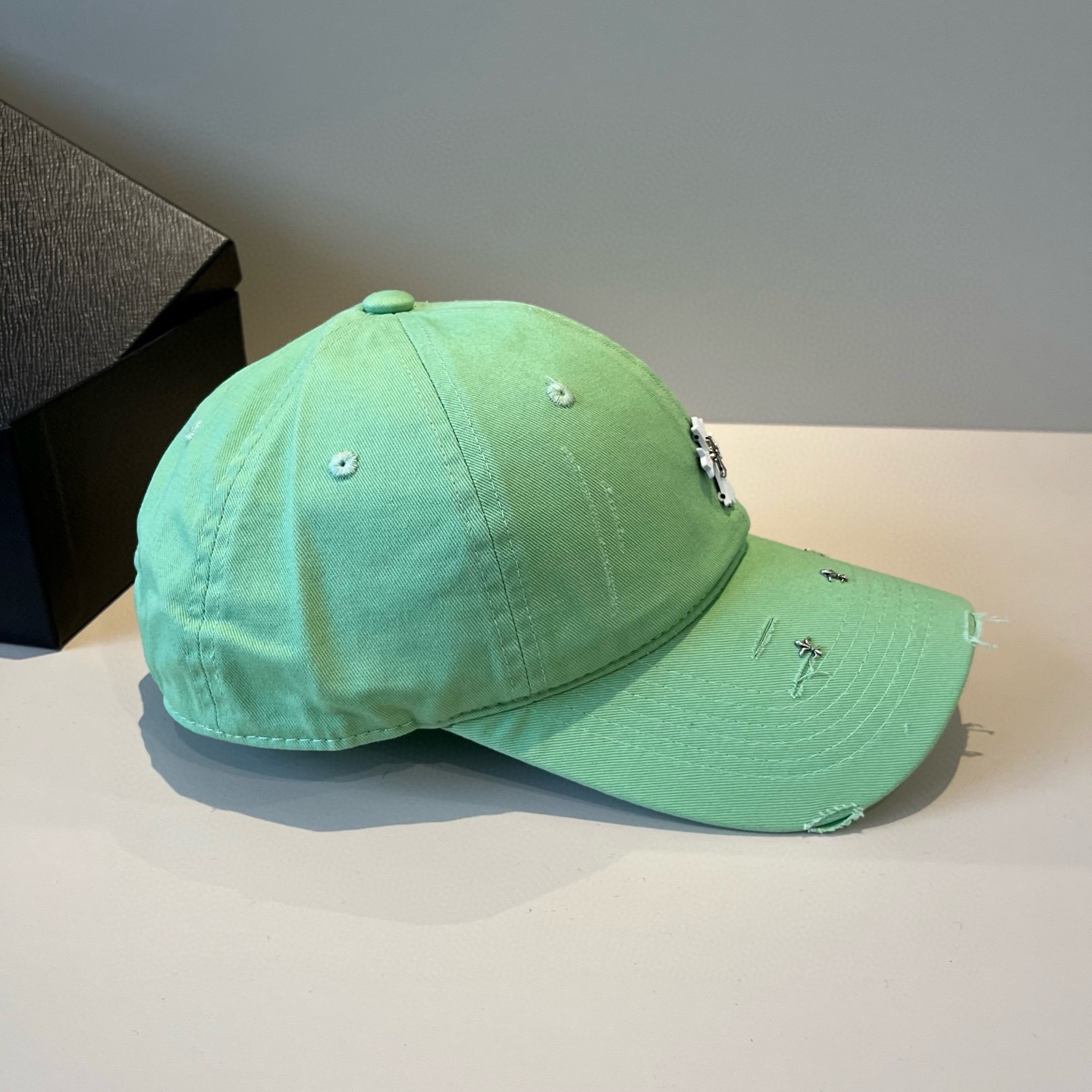  克罗心最新时尚前卫的休闲设计风格，戴上头就是这样好看看哦，做工精细，男女同款！