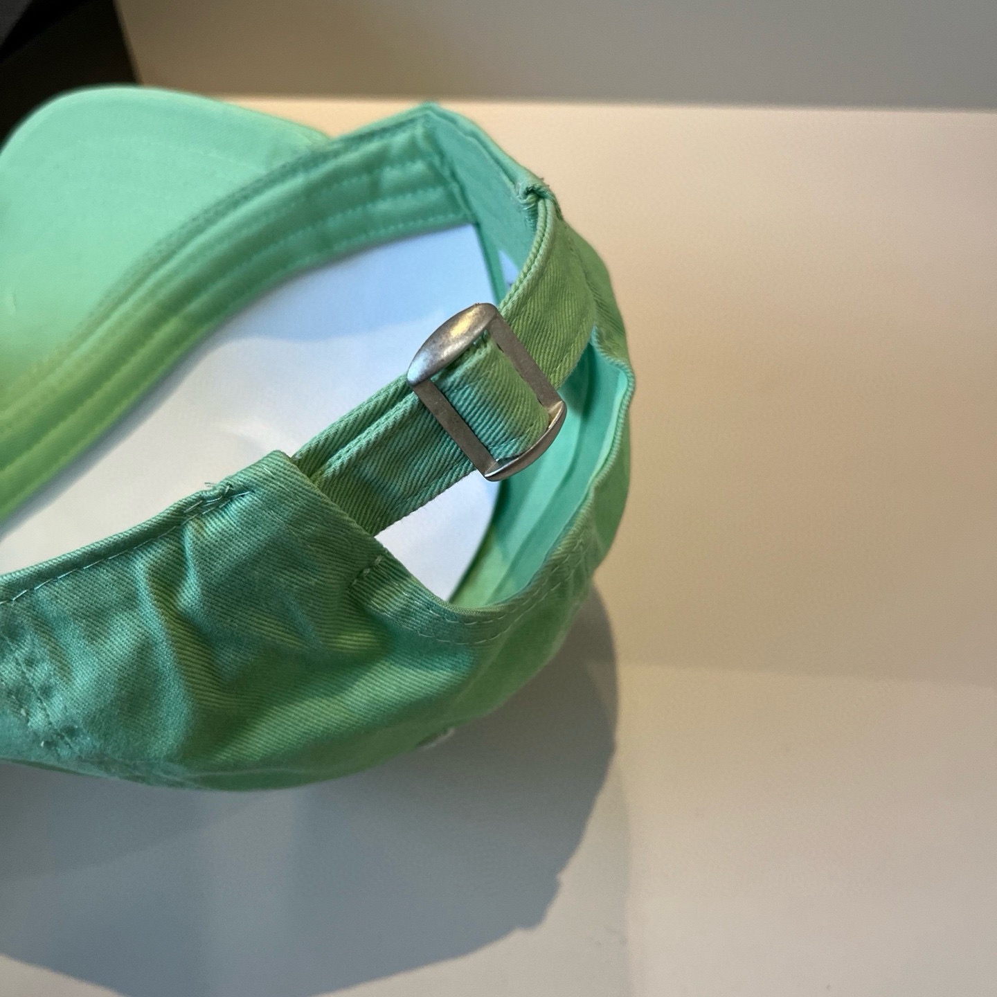  克罗心最新时尚前卫的休闲设计风格，戴上头就是这样好看看哦，做工精细，男女同款！