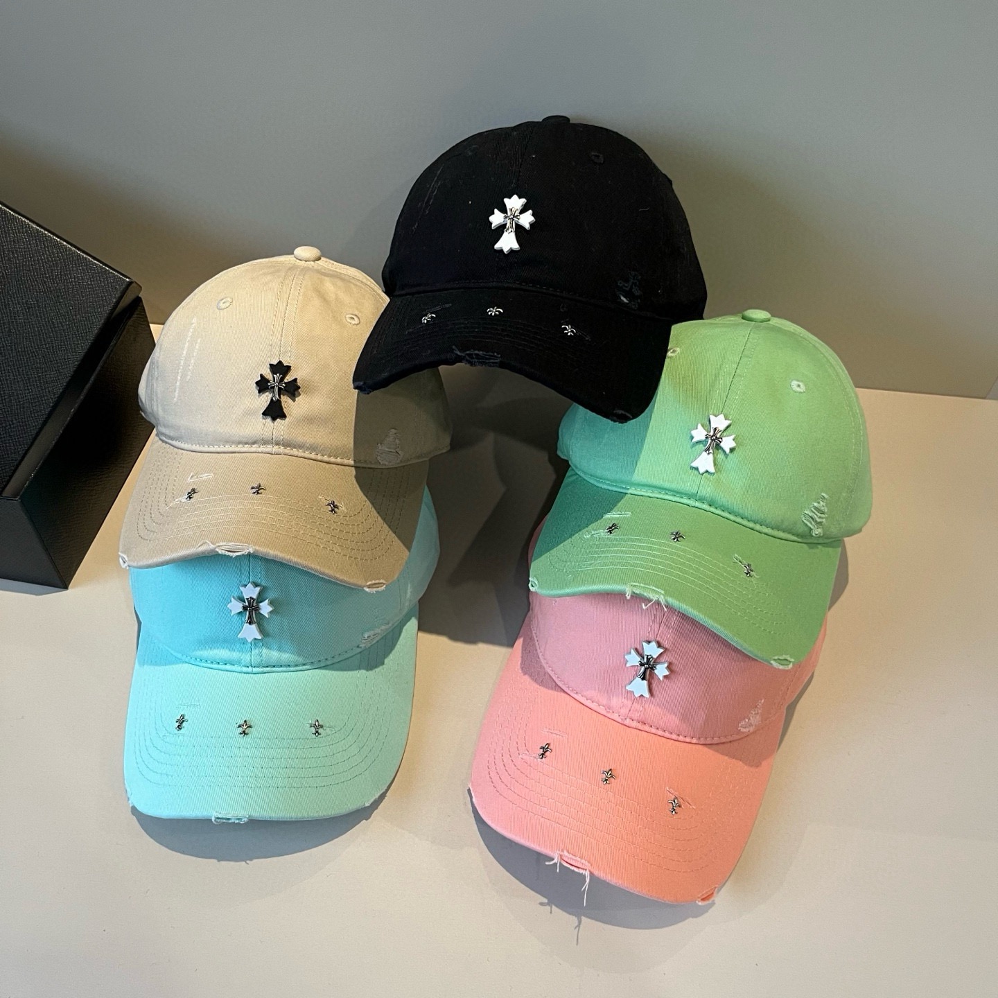  克罗心最新时尚前卫的休闲设计风格，戴上头就是这样好看看哦，做工精细，男女同款！