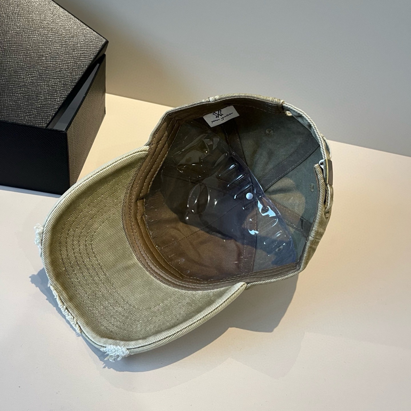  克罗心最新时尚前卫的休闲设计风格，戴上头就是这样好看看哦，做工精细，男女同款！