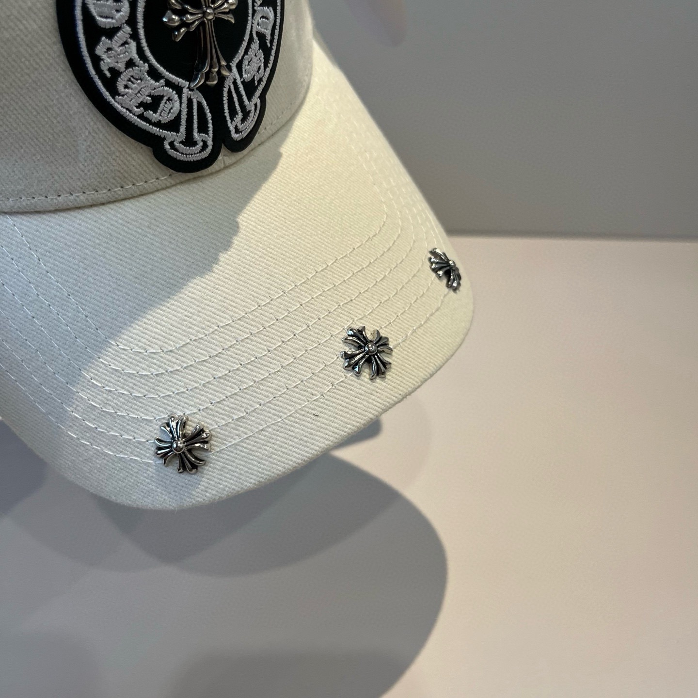 P80 克罗心最新时尚前卫的休闲设计风格，戴上头就是这样好看看哦，做工精细，男女同款！