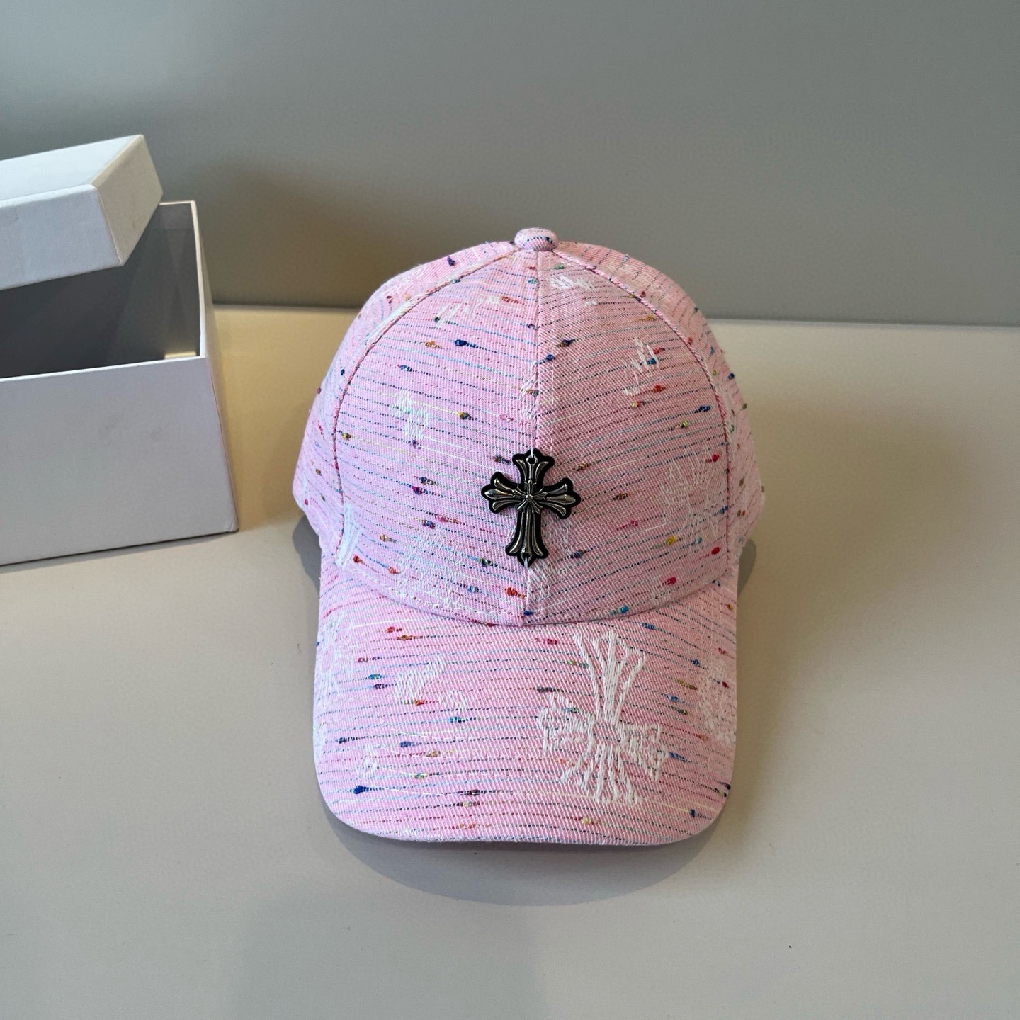  克罗心最新时尚前卫的休闲设计风格，戴上头就是这样好看看哦，做工精细，男女同款！