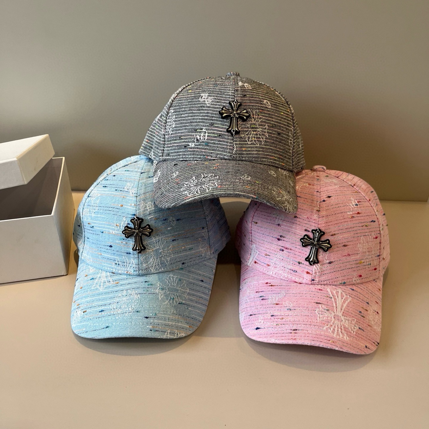  克罗心最新时尚前卫的休闲设计风格，戴上头就是这样好看看哦，做工精细，男女同款！