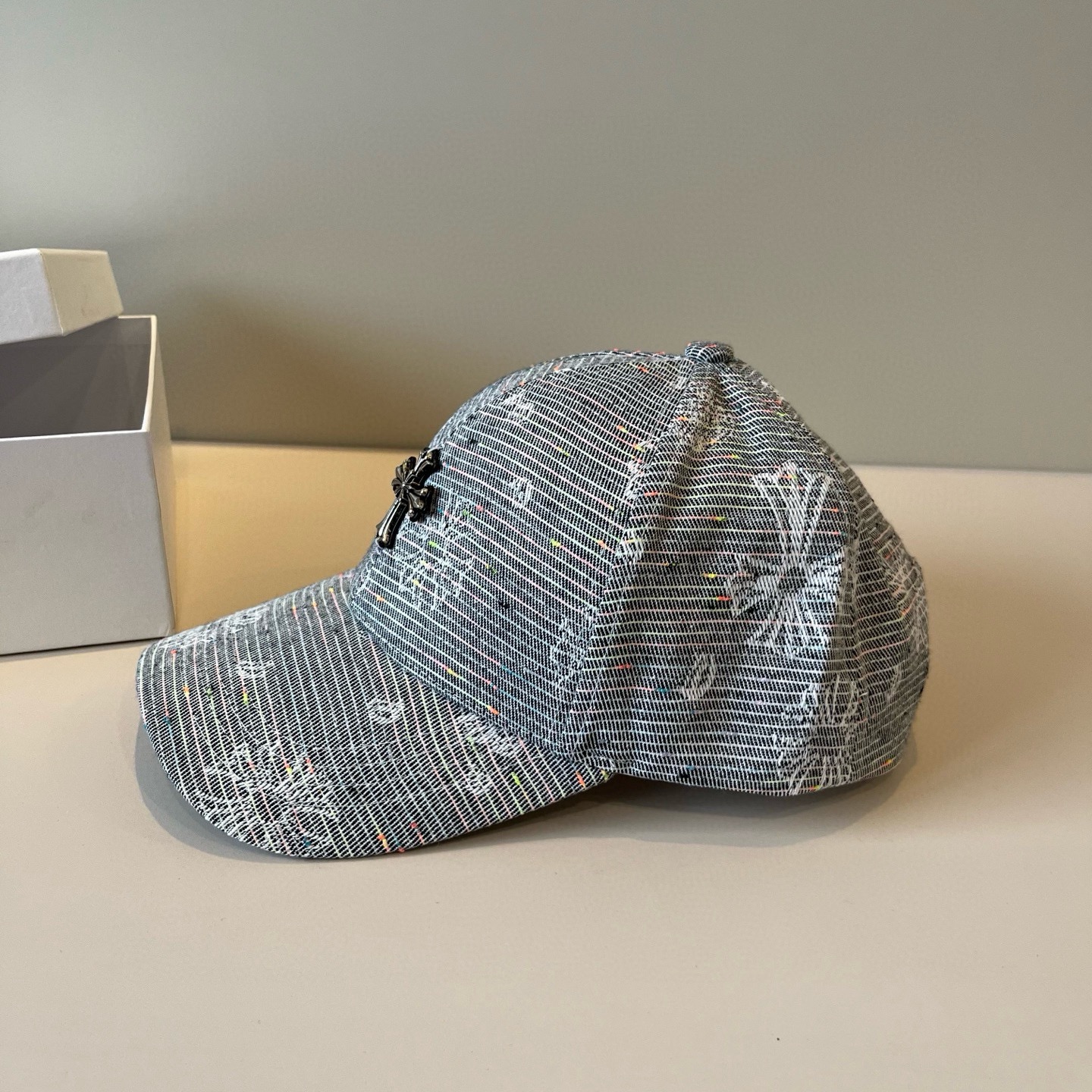  克罗心最新时尚前卫的休闲设计风格，戴上头就是这样好看看哦，做工精细，男女同款！