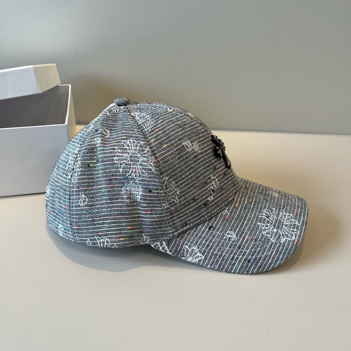  克罗心最新时尚前卫的休闲设计风格，戴上头就是这样好看看哦，做工精细，男女同款！