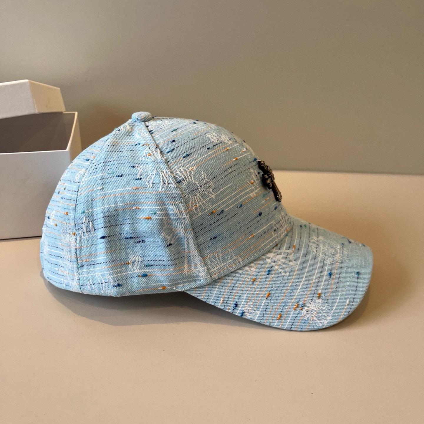  克罗心最新时尚前卫的休闲设计风格，戴上头就是这样好看看哦，做工精细，男女同款！