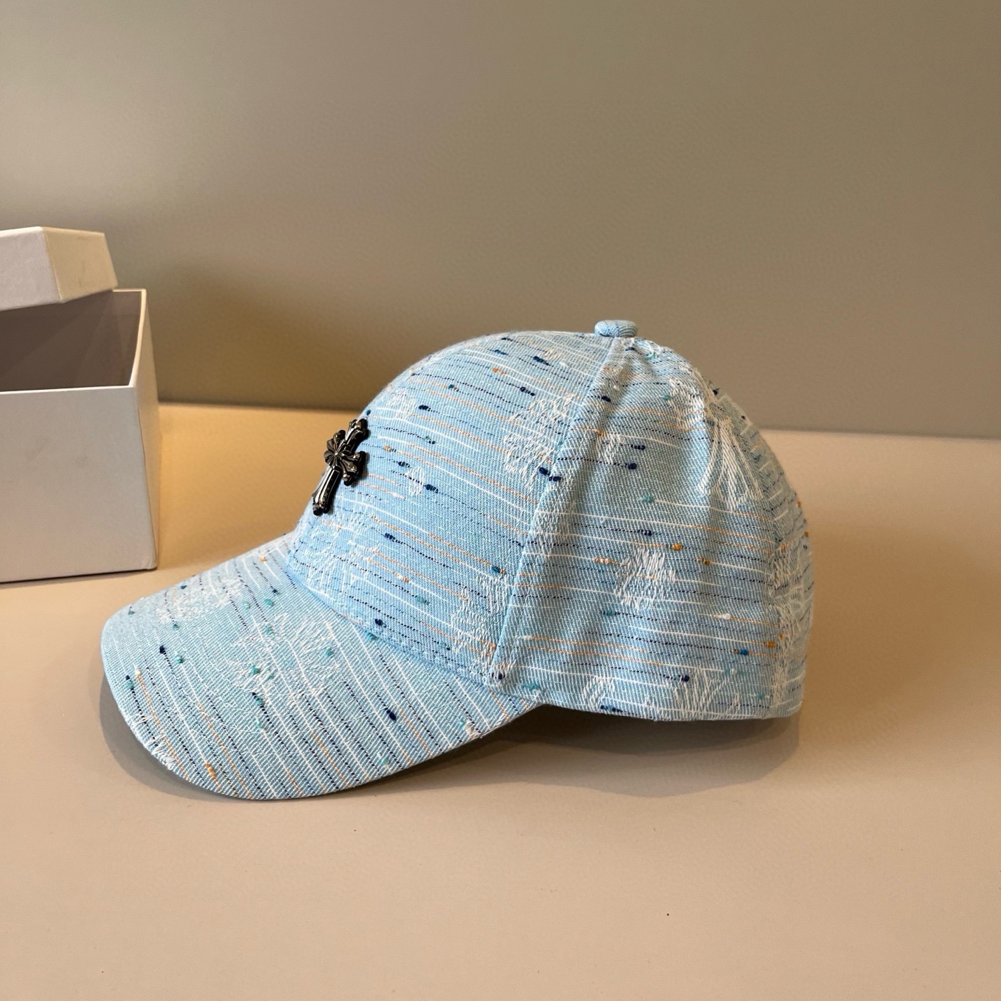  克罗心最新时尚前卫的休闲设计风格，戴上头就是这样好看看哦，做工精细，男女同款！