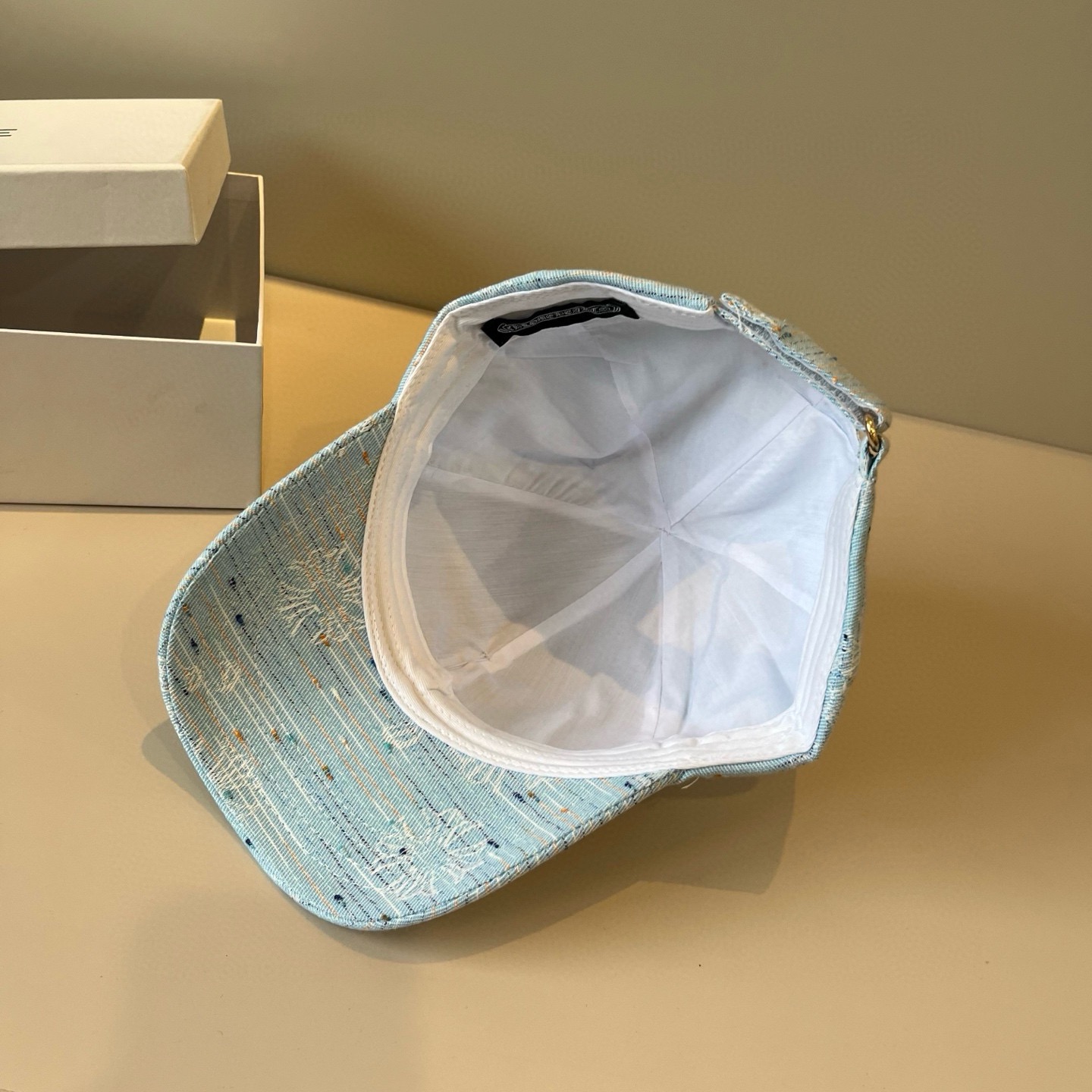  克罗心最新时尚前卫的休闲设计风格，戴上头就是这样好看看哦，做工精细，男女同款！