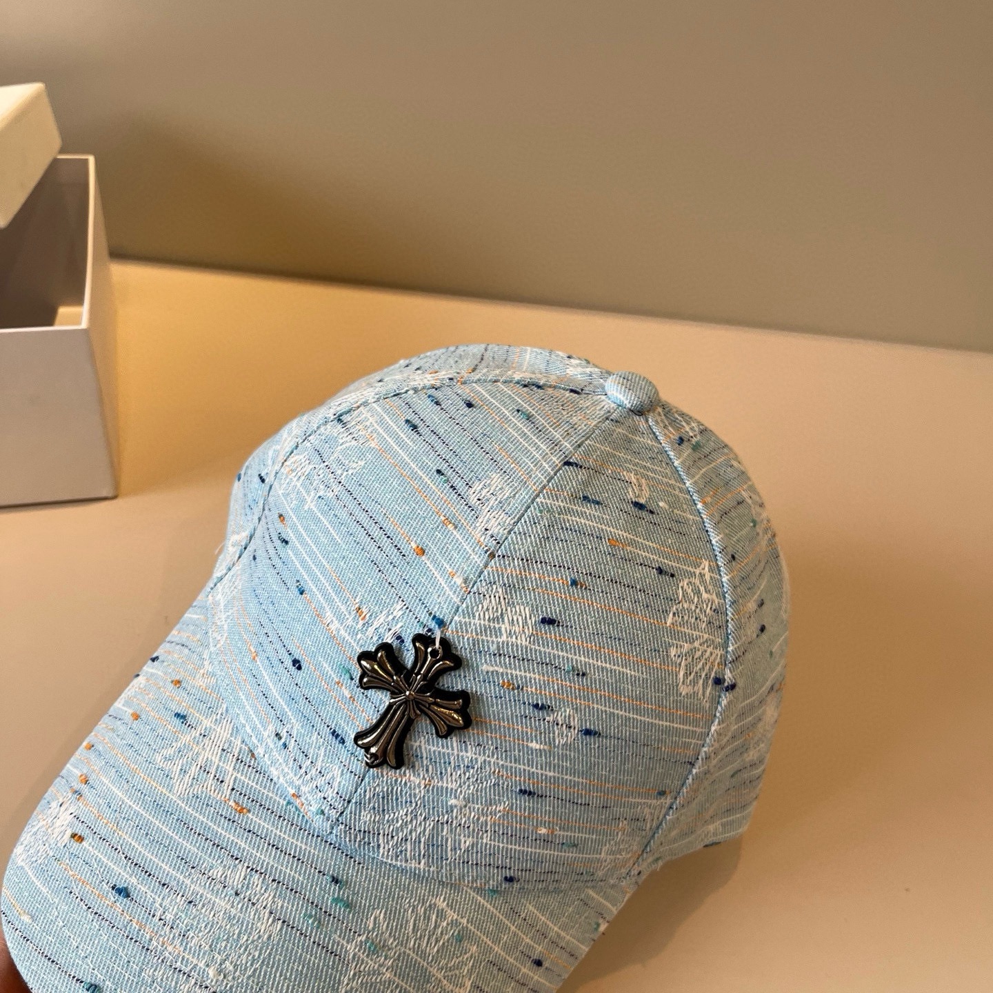  克罗心最新时尚前卫的休闲设计风格，戴上头就是这样好看看哦，做工精细，男女同款！