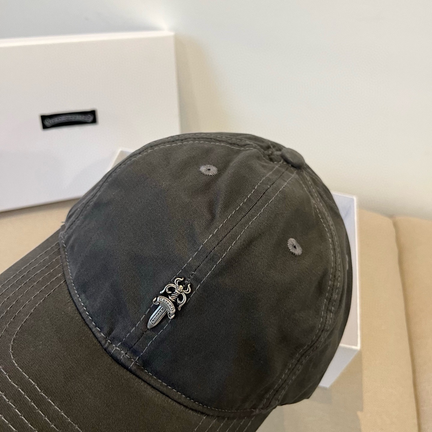 P80 克罗心最新时尚前卫的休闲设计风格，戴上头就是这样好看看哦，做工精细，男女同款！