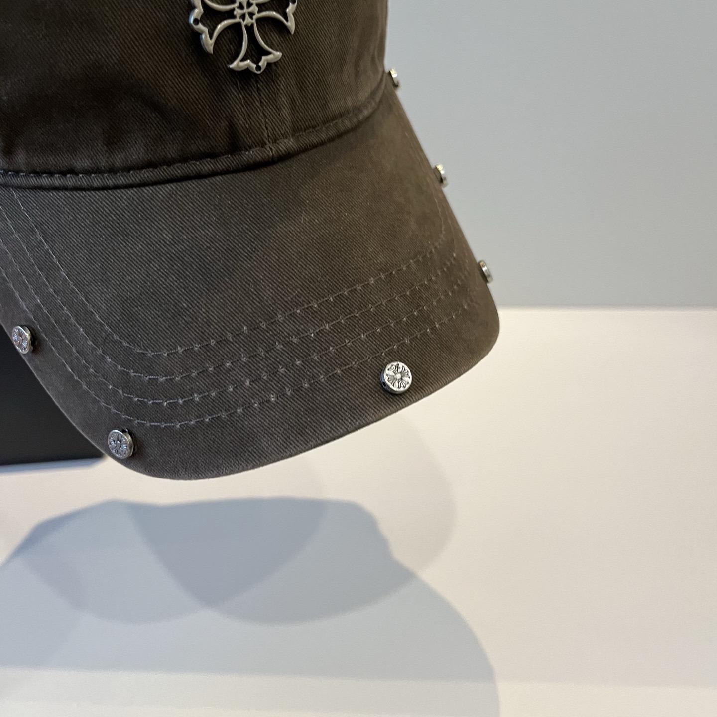  克罗心最新时尚前卫的休闲设计风格，戴上头就是这样好看看哦，做工精细，男女同款！