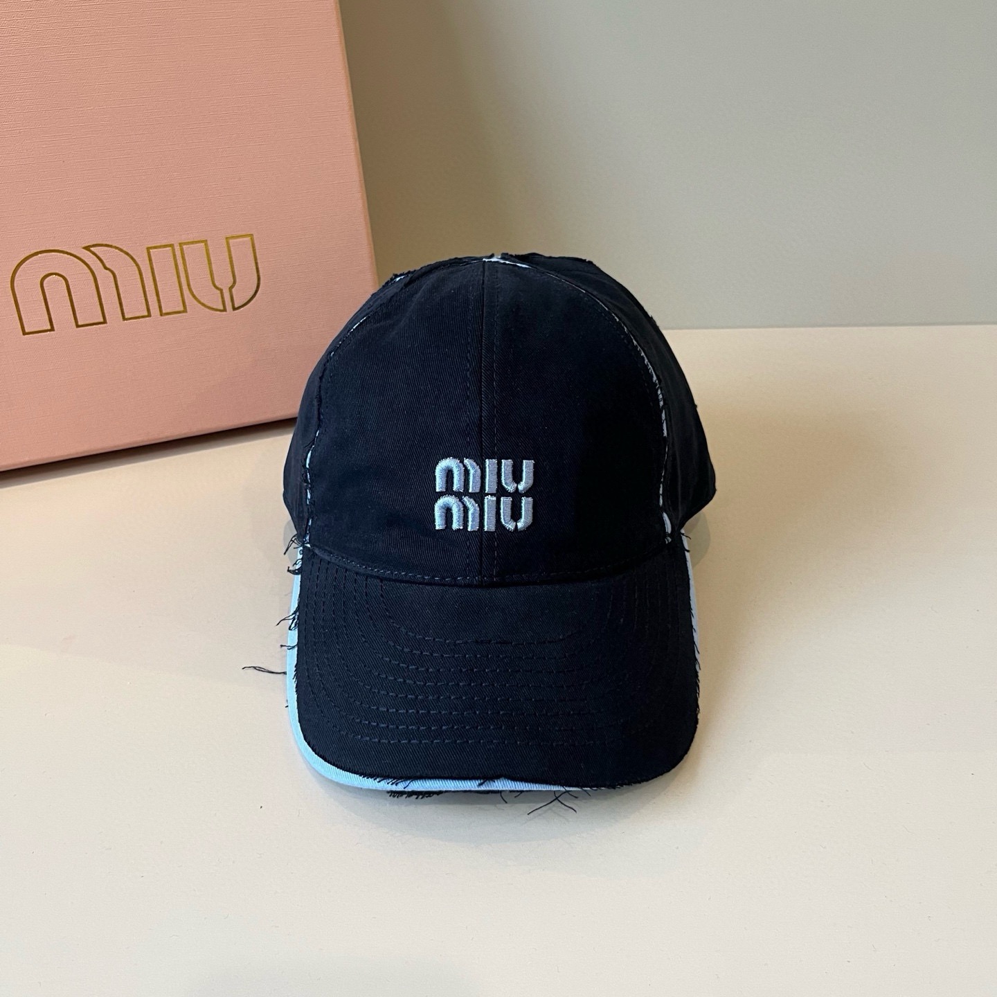 NO:703951,Miumiu's original spring and summer new baseball cap, authentic and custom-made from mold, the original workmanship is meticulous and the quality is superb!  Hats bucket hat, baseball cap, knitted hat, hat, miumiu, espadrilles, hats19860909谬谬miumiu 原单春夏新款棒球帽,正品开模订制,原版做工细致质量超赞！帽子渔夫帽棒球帽针织帽,帽子,miumiu,espadrilles,hats,hat