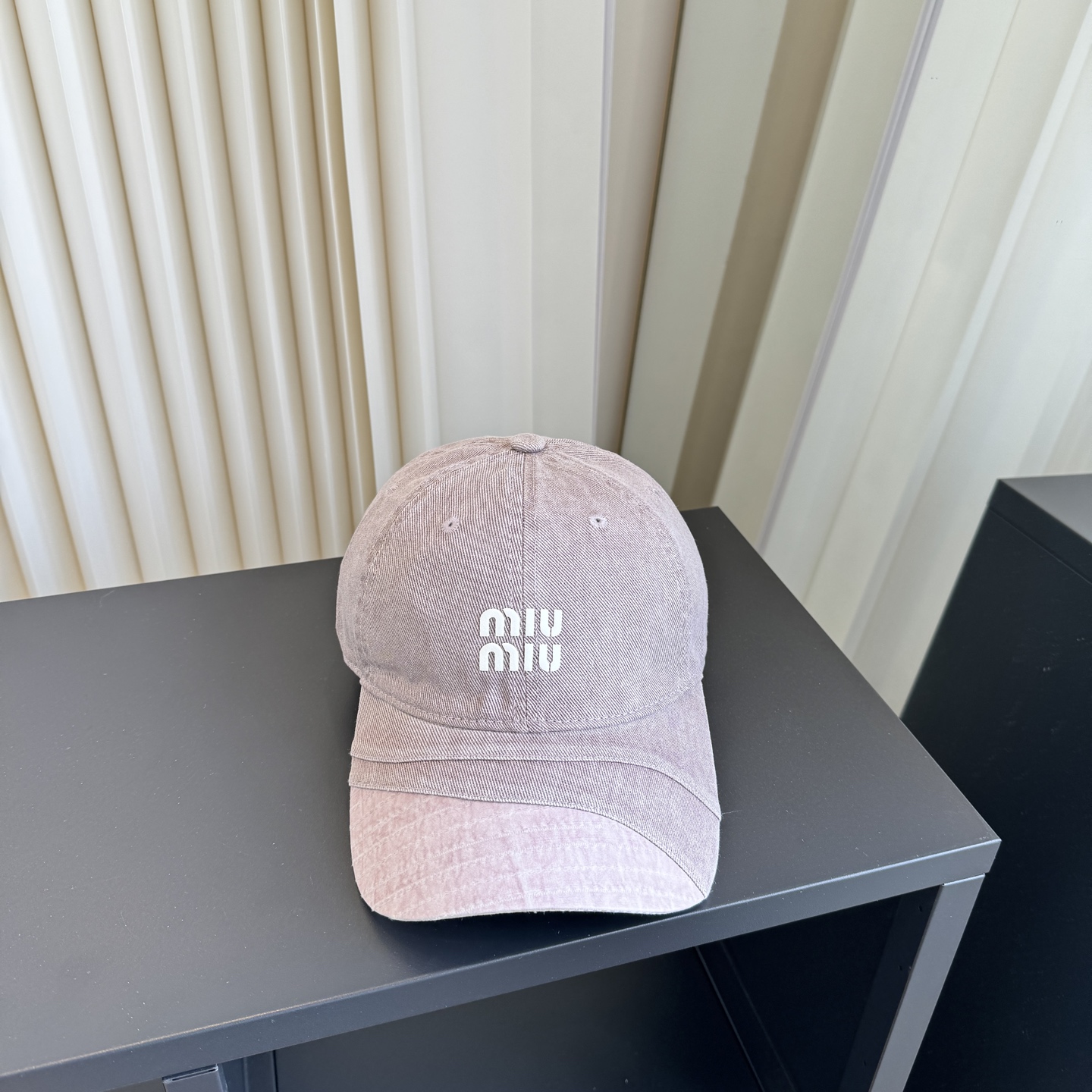 NO:896911,Miumiu's original spring and summer new baseball cap, authentic and custom-made from mold, the original workmanship is meticulous and the quality is superb!  hat straw hat bucket hat baseball cap, hat, miumiu, espadrilles, hats19860909谬谬miumiu 原单春夏新款棒球帽,正品开模订制,原版做工细致质量超赞！帽子草帽渔夫帽棒球帽,帽子,miumiu,espadrilles,hats,hat
