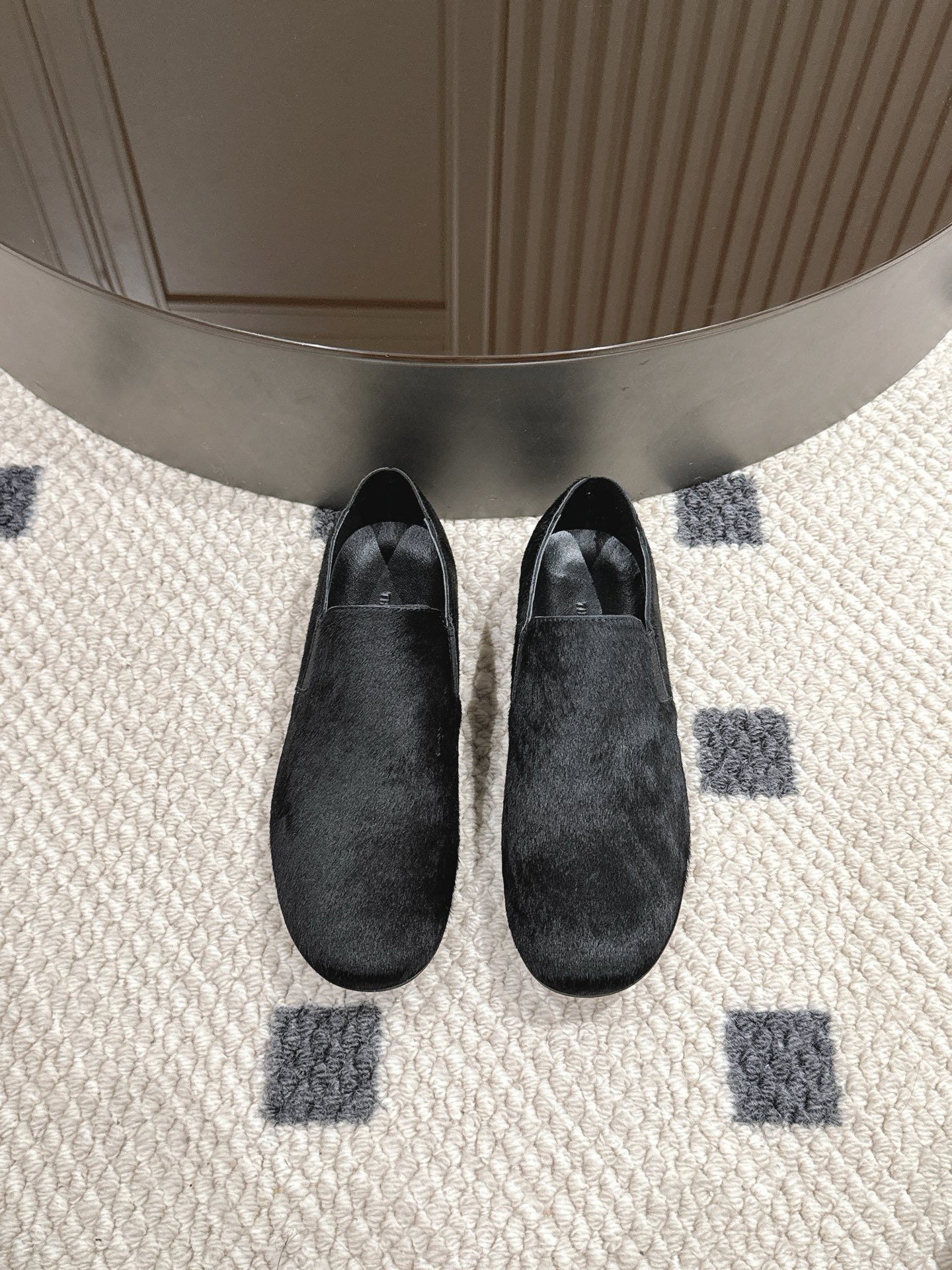 NO:234271,Horse Hair (size 35-40) The Row Loafers are simple and comfortable flat shoes in solid color, with softness, comfort and skin-friendliness. They are definitely the lightest and softest shoes that have been worn this year. You can always believe in the row, the effortless sense of high-end. The whole pair of shoes weighs super light like a cloud-like foot. Wear it when you are not sure what to wear when you go out!  ,Doudou shoes,loafers19860909马毛（码数35-40） The Row 乐福鞋纯色简约的舒适平底单鞋,柔软度舒适度亲肤度真的绝了,绝对是今年穿过最轻最软的鞋子极简风格,可以永远相信the row,不费力的高级感,整双鞋子自重超轻云朵般脚感,出门不确定穿什么的时候就穿它！,豆豆鞋,loafers,Women's Shoes
