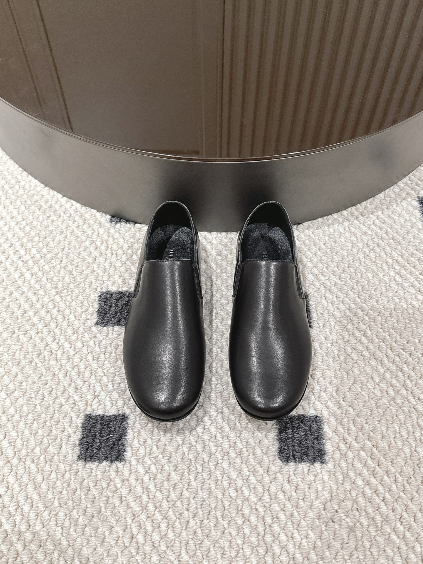 NO:234273,Sheepskin (size 35-40) The Row Loafers are simple and comfortable flat shoes in solid color, with softness, comfort and skin-friendliness. They are definitely the lightest and softest shoes that have been worn this year. You can always believe in the row, the effortless sense of high-end. The whole pair of shoes weighs super light like a cloud-like foot. Wear it when you are not sure what to wear when you go out!  ,Doudou shoes,loafers,sheepskin19860909羊皮面（码数35-40） The Row 乐福鞋纯色简约的舒适平底单鞋,柔软度舒适度亲肤度真的绝了,绝对是今年穿过最轻最软的鞋子极简风格,可以永远相信the row,不费力的高级感,整双鞋子自重超轻云朵般脚感,出门不确定穿什么的时候就穿它！,豆豆鞋,loafers,sheepskin,Women's Shoes