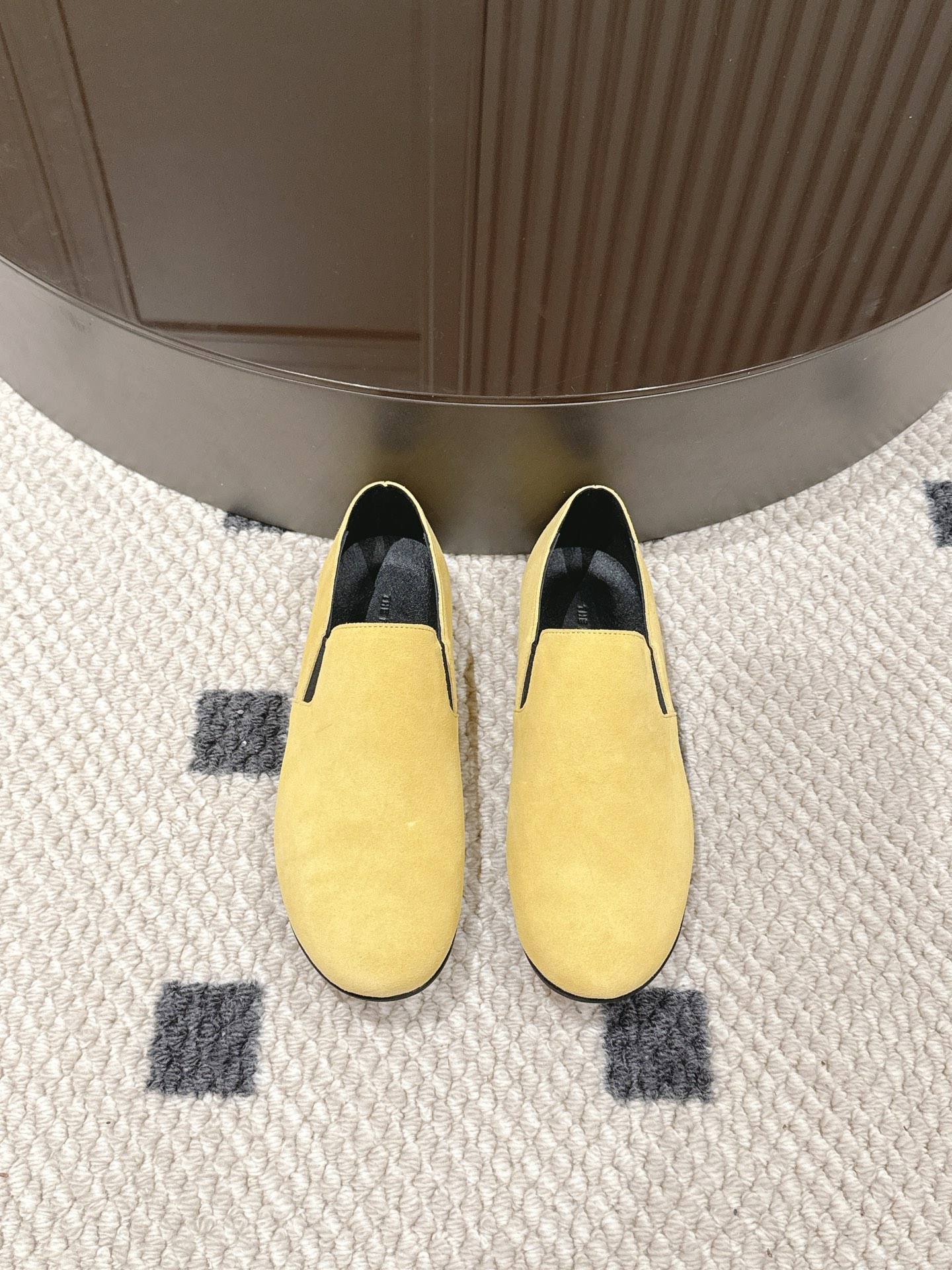 NO:234275,The Row Loafers are simple and comfortable flat shoes in solid color, with a very wonderful softness and skin-friendliness. They are definitely the lightest and softest shoes that have been worn this year. You can always believe in the row, the effortless sense of high-end. The whole pair of shoes weighs super light like a cloud-like foot. Wear it when you are not sure what to wear when you go out!  ,Doudou shoes,loafers19860909牛反绒（码数35-40） The Row 乐福鞋纯色简约的舒适平底单鞋,柔软度舒适度亲肤度真的绝了,绝对是今年穿过最轻最软的鞋子极简风格,可以永远相信the row,不费力的高级感,整双鞋子自重超轻云朵般脚感,出门不确定穿什么的时候就穿它！,豆豆鞋,loafers,Women's Shoes