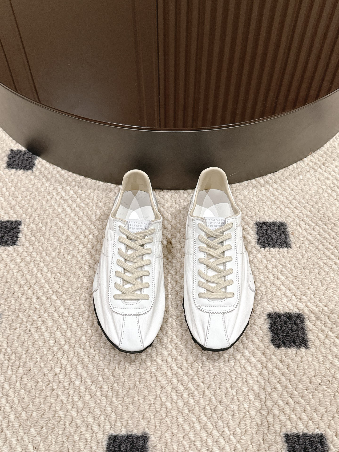 NO:234269,Size 35-40 Maison Margiela 2025 Spring and Summer Series New Model is available, the new Sprinters sneakers are made of old-fashioned nylon and retro-treated suede, inspired by retro running shoes. Through old-fashioned, stitching, splicing and other processes, the items are given a new life and beauty. The tongue is decorated with a classic digital logo, paired with an anti-slip spike sole, and the tail is decorated with an iconic white stitching logo, full of craftsmanship., casual shoes/sneakers, sneakers, chamois leather19860909码数35-40 Maison Margiela 2025春夏系列新款上架,新款 Sprinters运动鞋轮廓采用做旧感尼龙与复古处理麂皮制成,灵感来源于复古跑鞋.通过做旧、缝线、拼接等工艺,赋予单品新的生命和美感.舌头饰有经典的数字标志,搭配有防滑的钉状鞋底,鞋尾饰有标志性的白色缝线logo,充满工艺感.,休闲鞋/运动鞋,sneakers,chamois leather,Women's Shoes