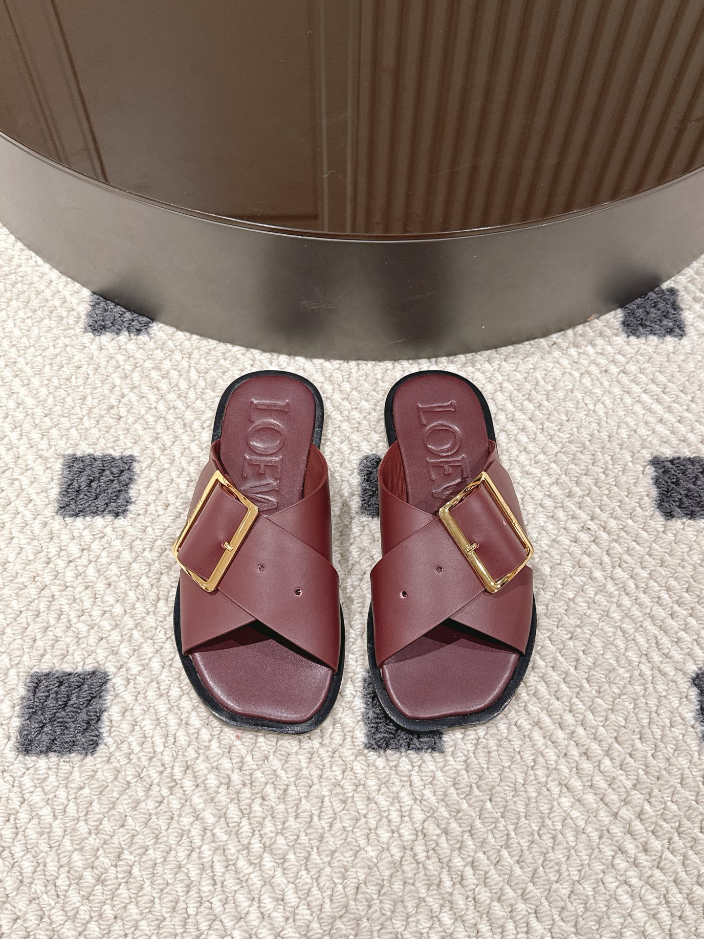 NO:260433,LOEWE 25ss Spring and summer new product, cross-bar slippers are crazy grass-planting simple design, which feels cleaner and more elegant, making you miss it. The color is also very pleasing and beautiful. When you put it on, you will have a strong aura. You are simply invincible and handsome!  Size 35-40, slippers, loewe, loewe, slippers19860909LOEWE 罗意威 25ss 春夏新品,交叉方扣拖鞋疯狂种草简约设计感觉更干净优雅,让你念念不忘 颜色也很耐看漂亮,上脚瞬间气质十足气场,简直无敌帅气有型！ 尺码35-40,拖鞋,loewe,loewe,slippers,Women's Shoes