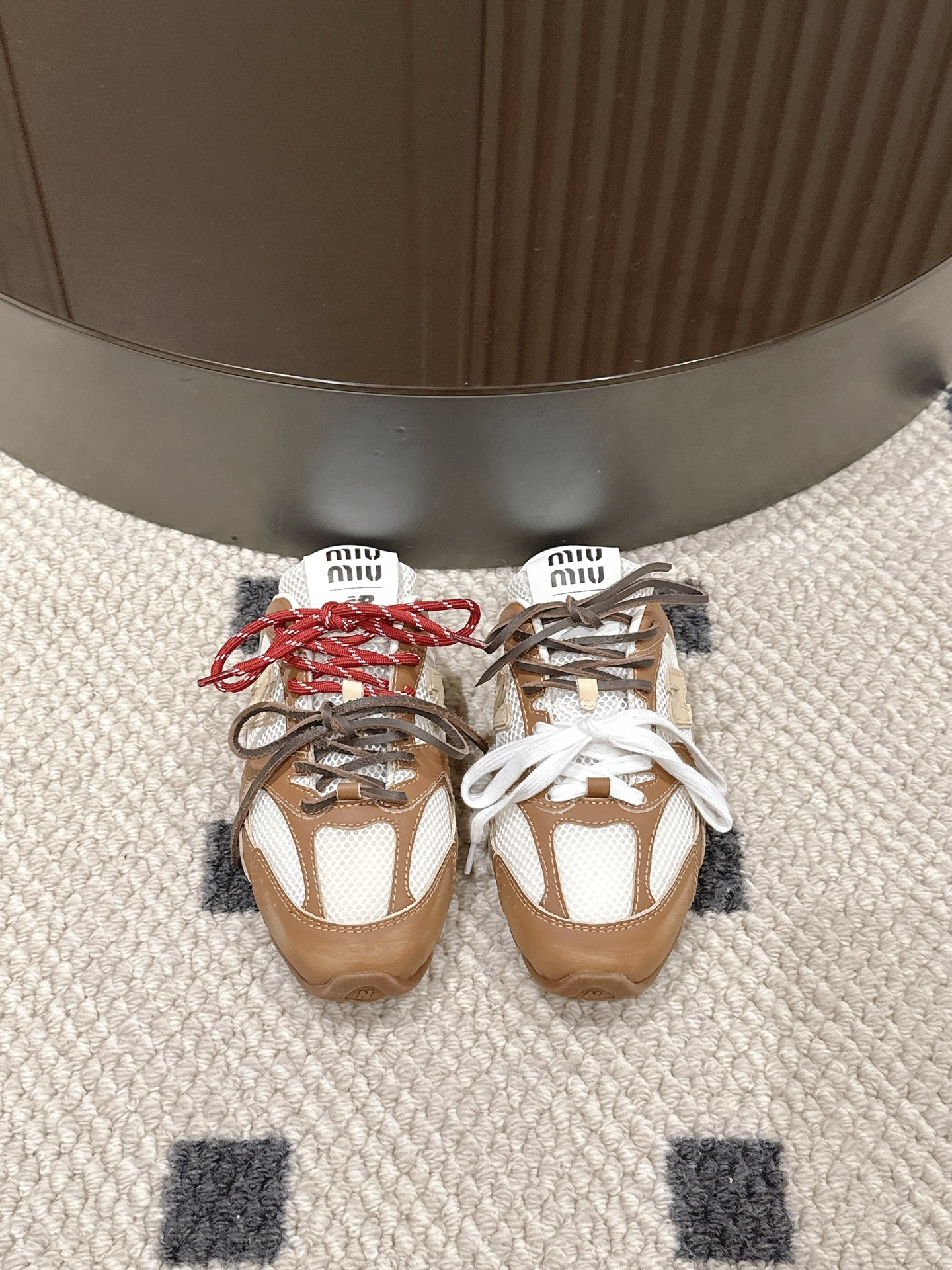 NO:407849,When the breathable mesh meets fashionable leather, Miu Miu semi-toured sneakers interpret the perfect fusion of sports and elegance. The agility and lightness of the mesh gives the feet a space for free breathing, and the exquisite texture of the leather highlights a luxurious style. They are cleverly spliced, like a creative dialogue, collide with unique fashion sparks. The semi-toured design is casual and free, as if breaking free, making every step full of freedom. Whether it is strolling on the beach by the sea or walking through the bustling urban streets, these shoes can make you the focus of your attention and release your unique charm and personality. P, semi-toured, miumiu, sneakers19860909当透气网面邂逅时尚皮革,Miu Miu半拖运动鞋演绎着运动与优雅的完美融合.网面的灵动轻盈,赋予双脚自由呼吸的空间,皮革的精致质感,彰显着奢华的格调.它们巧妙拼接,似一场创意的对话,碰撞出别具一格的时尚火花.半拖的设计,随性而洒脱,仿佛挣脱了束缚,让每一步都洋溢着自由的气息.无论是漫步于海边的沙滩,还是穿梭在繁华的都市街头,这双鞋都能让你成为目光焦点,尽情释放独特的魅力与个性.P,半拖,miumiu,sneakers,Women's Shoes