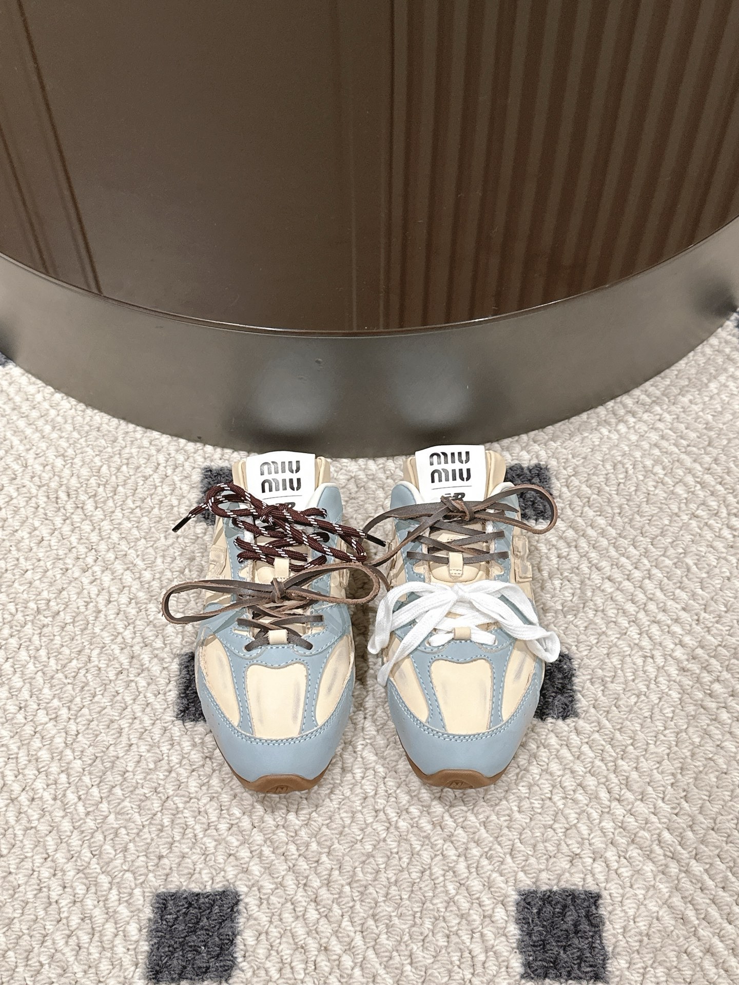 NO:407852,Miu Miu leather semi-trolled sneakers interpret the perfect fusion of sports and elegance. The mesh is agile and lightweight, giving the feet a free breathing space, and the exquisite texture of leather shows a luxurious style. They are cleverly spliced, like a creative dialogue, collide with unique fashion sparks. The semi-trolled design is casual and free, as if breaking free, making every step full of freedom. Whether it is strolling on the beach by the sea or walking through the bustling urban streets, these shoes can make you the focus of your attention and release your unique charm and personality., semi-trolled, miumiu, sneakers19860909Miu Miu皮面半拖运动鞋演绎着运动与优雅的完美融合.网面的灵动轻盈,赋予双脚自由呼吸的空间,皮革的精致质感,彰显着奢华的格调.它们巧妙拼接,似一场创意的对话,碰撞出别具一格的时尚火花.半拖的设计,随性而洒脱,仿佛挣脱了束缚,让每一步都洋溢着自由的气息.无论是漫步于海边的沙滩,还是穿梭在繁华的都市街头,这双鞋都能让你成为目光焦点,尽情释放独特的魅力与个性.,半拖,miumiu,sneakers,Women's Shoes