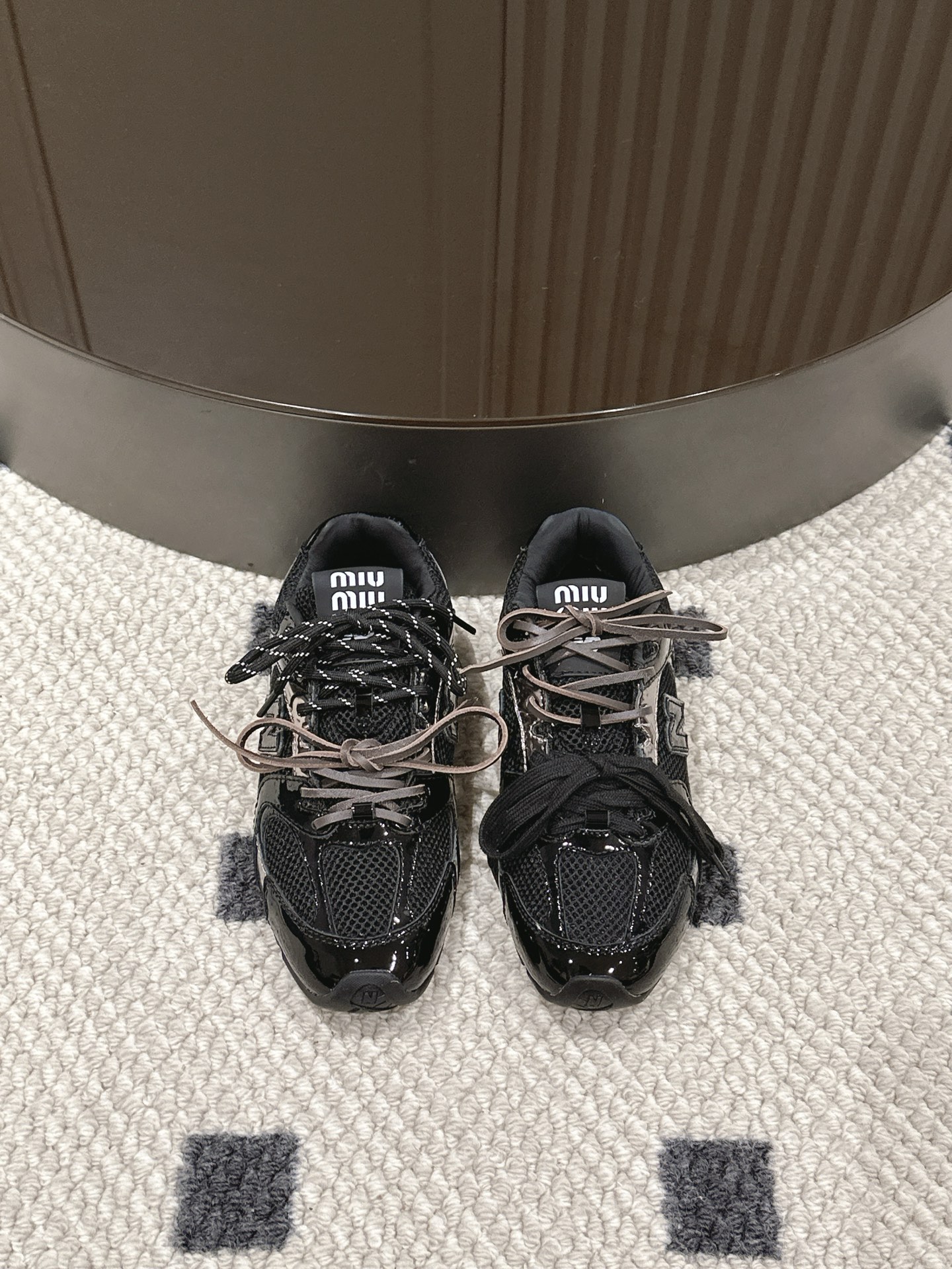 NO:407845,Miu Miu full-top sneakers, fashion does not need to be ostentatious, bloom freely and casually. The net meets the leather surface, colliding to create a wonderful spark of breathability and texture. The color splicing is like a jumping note, playing the music of personality and vitality. Every step is at the forefront of the trend, releasing the unrestrained souls in the city, and leading the free and easy fashion. P net suede 220. Cowhide!  , casual shoes/sports shoes, miumiu, sneakers, cowhide19860909Miu Miu满帮运动鞋,时尚无需张扬,自在随性绽放,网面邂逅皮面,碰撞出透气与质感的奇妙火花.彩色拼接,如同跳跃的音符,奏响个性与活力的乐章.每一步,都踏在潮流前沿,释放都市里的不羁灵魂,引领自在洒脱的风尚.P网面绒面220.牛皮面！,休闲鞋/运动鞋,miumiu,sneakers,cowhide,Women's Shoes