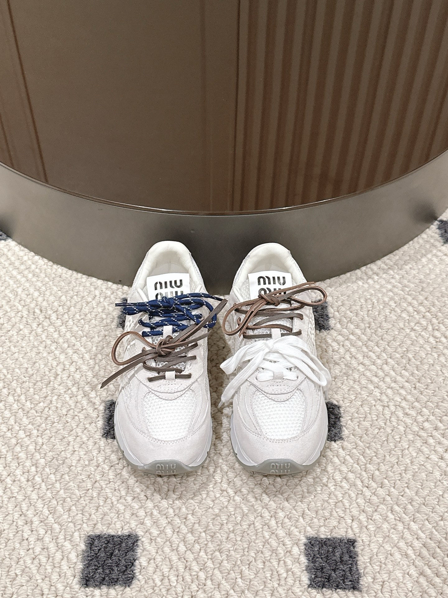 NO:407848,On the fashionable stage, Miu Miu sneakers are the dazzling protagonists. The black and white styles are a perfect fusion of personality and classics, with an unruly attitude; the all-white pair is like pure poems, simple and elegant. They are not only shoes, but also symbols for expressing themselves, accompanying you through every fashion moment, leaving unique footprints. Fabric black and white cowhide + net (original craftsmanship) inner sheepskin + net (original craftsmanship) outsole rubber + PU (original craftsmanship) leather surface, mesh surface!  , casual shoes/sports shoes, miumiu, sneakers, cowhide, sheepskin19860909在时尚的舞台上,Miu Miu运动鞋是耀眼的主角.黑白交织的款式,是个性与经典的完美融合,带着不羁的态度；全白的那一双,则如纯净的诗篇,简约而不失高雅.它们不仅是鞋子,更是表达自我的符号,陪伴你走过每一个时尚瞬间,留下独特的足迹. 面料黑白牛皮+网（原版工艺） 内里羊皮+网（原版工艺） 大底橡胶+PU（原版工艺） 皮面,网面！,休闲鞋/运动鞋,miumiu,sneakers,cowhide,sheepskin,Women's Shoes