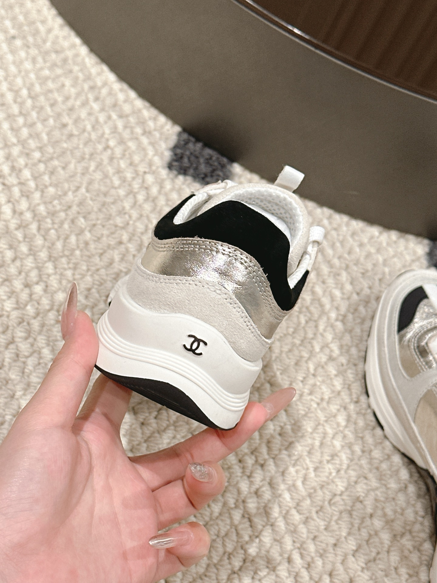 Chanel Pure White Sneakers with Pink and Black Gold Accents: Stylish, Comfortable, and Fashionable - 图片 9