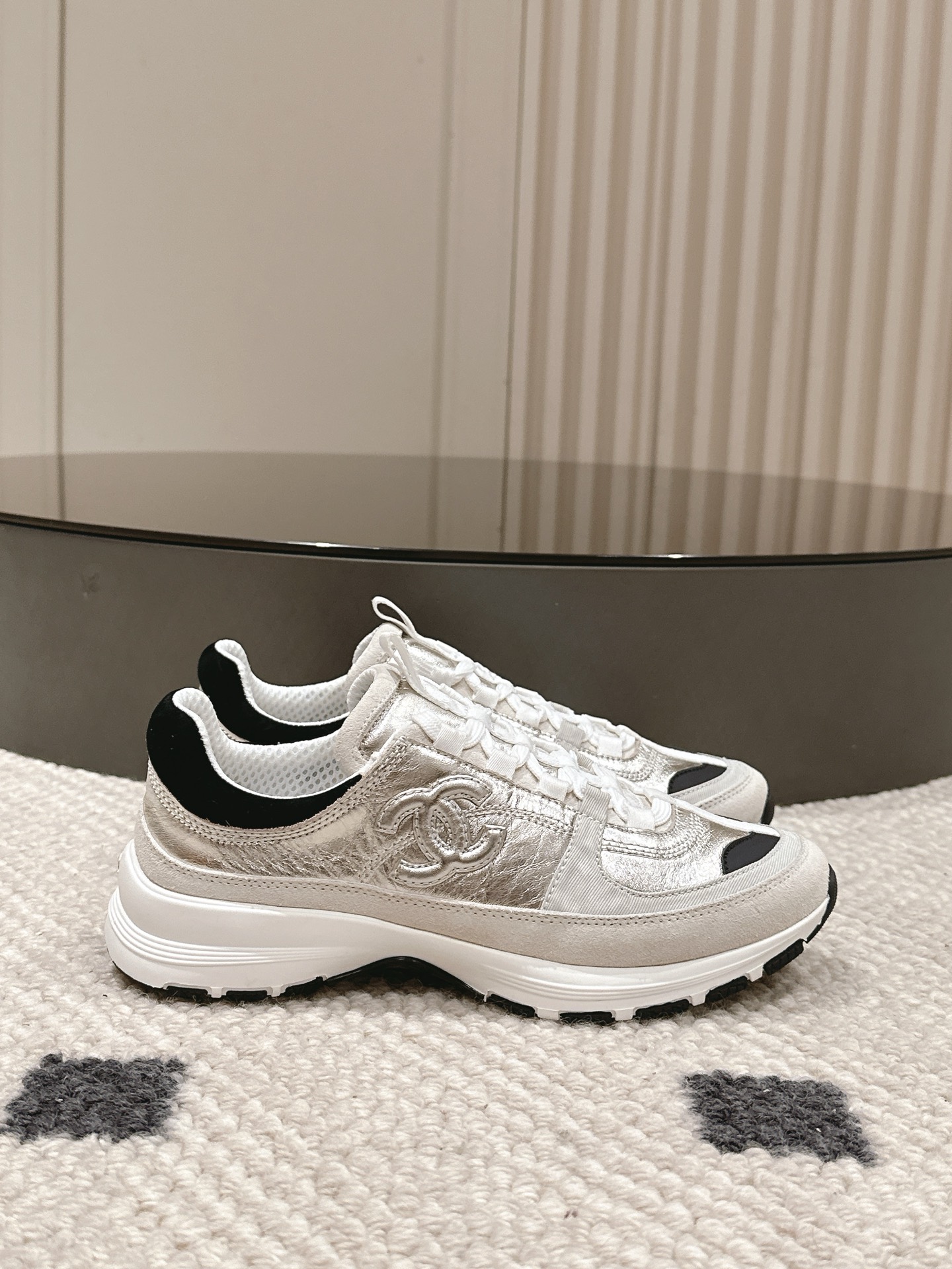 Chanel Pure White Sneakers with Pink and Black Gold Accents: Stylish, Comfortable, and Fashionable - 图片 3
