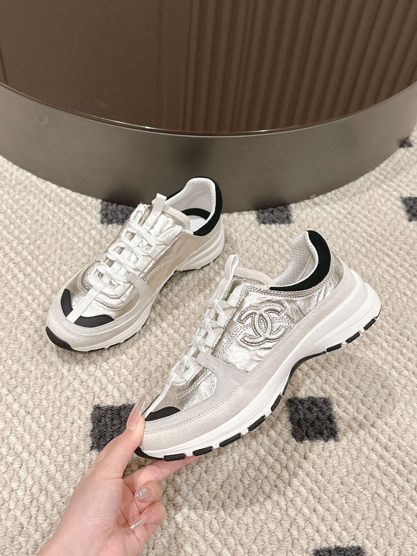 Chanel Pure White Sneakers with Pink and Black Gold Accents: Stylish, Comfortable, and Fashionable - 图片 1