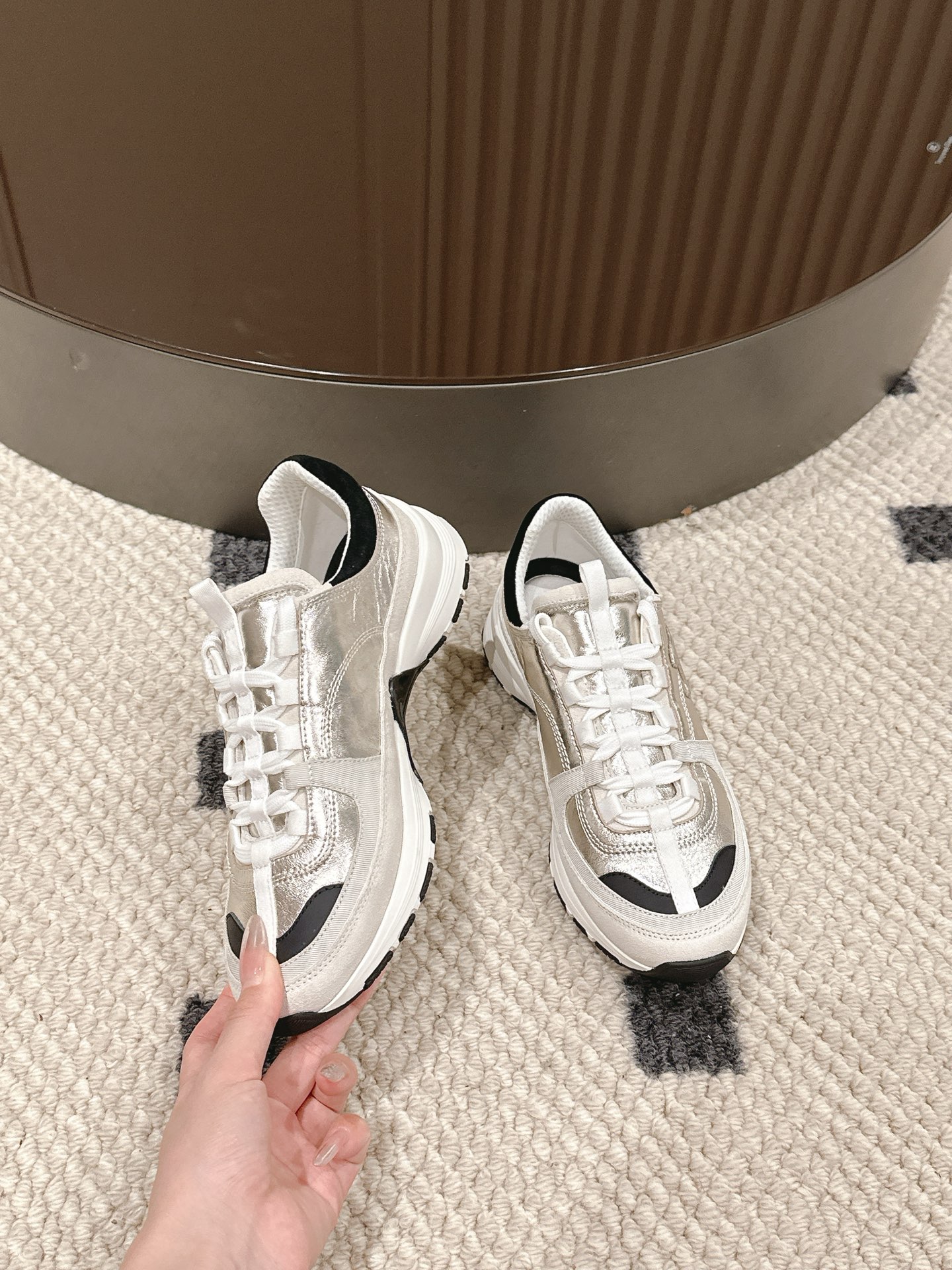Chanel Pure White Sneakers with Pink and Black Gold Accents: Stylish, Comfortable, and Fashionable - 图片 4