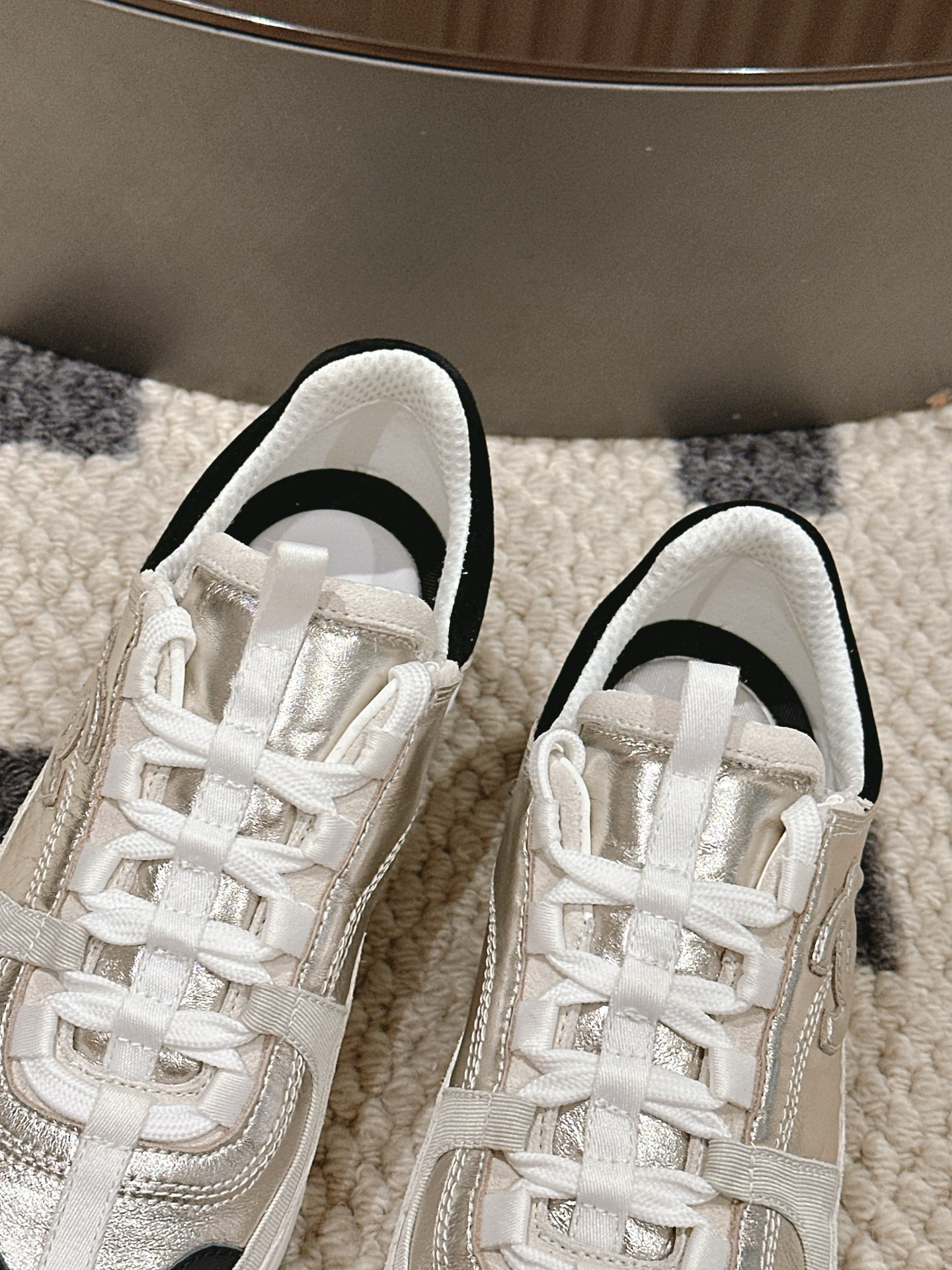 Chanel Pure White Sneakers with Pink and Black Gold Accents: Stylish, Comfortable, and Fashionable - 图片 7
