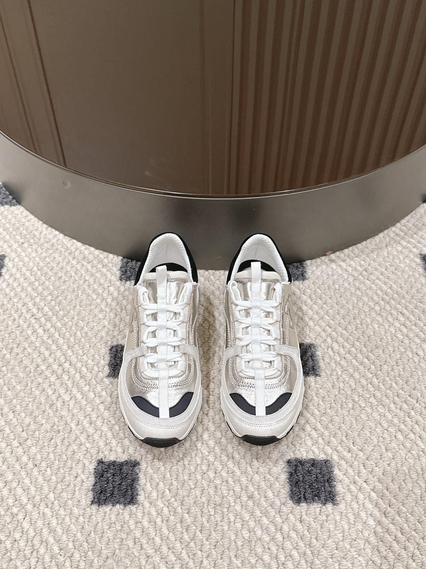 Chanel Pure White Sneakers with Pink and Black Gold Accents: Stylish, Comfortable, and Fashionable - 图片 2