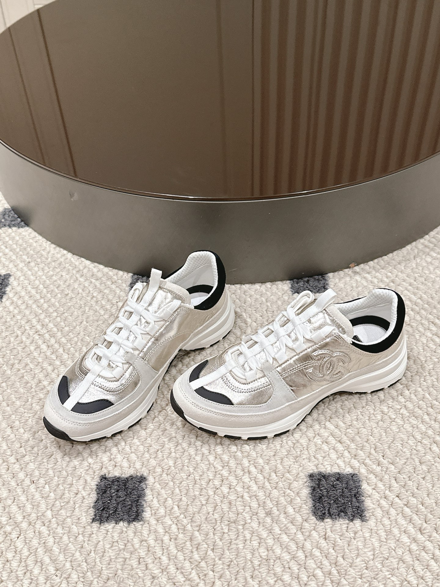 Chanel Pure White Sneakers with Pink and Black Gold Accents: Stylish, Comfortable, and Fashionable - 图片 5