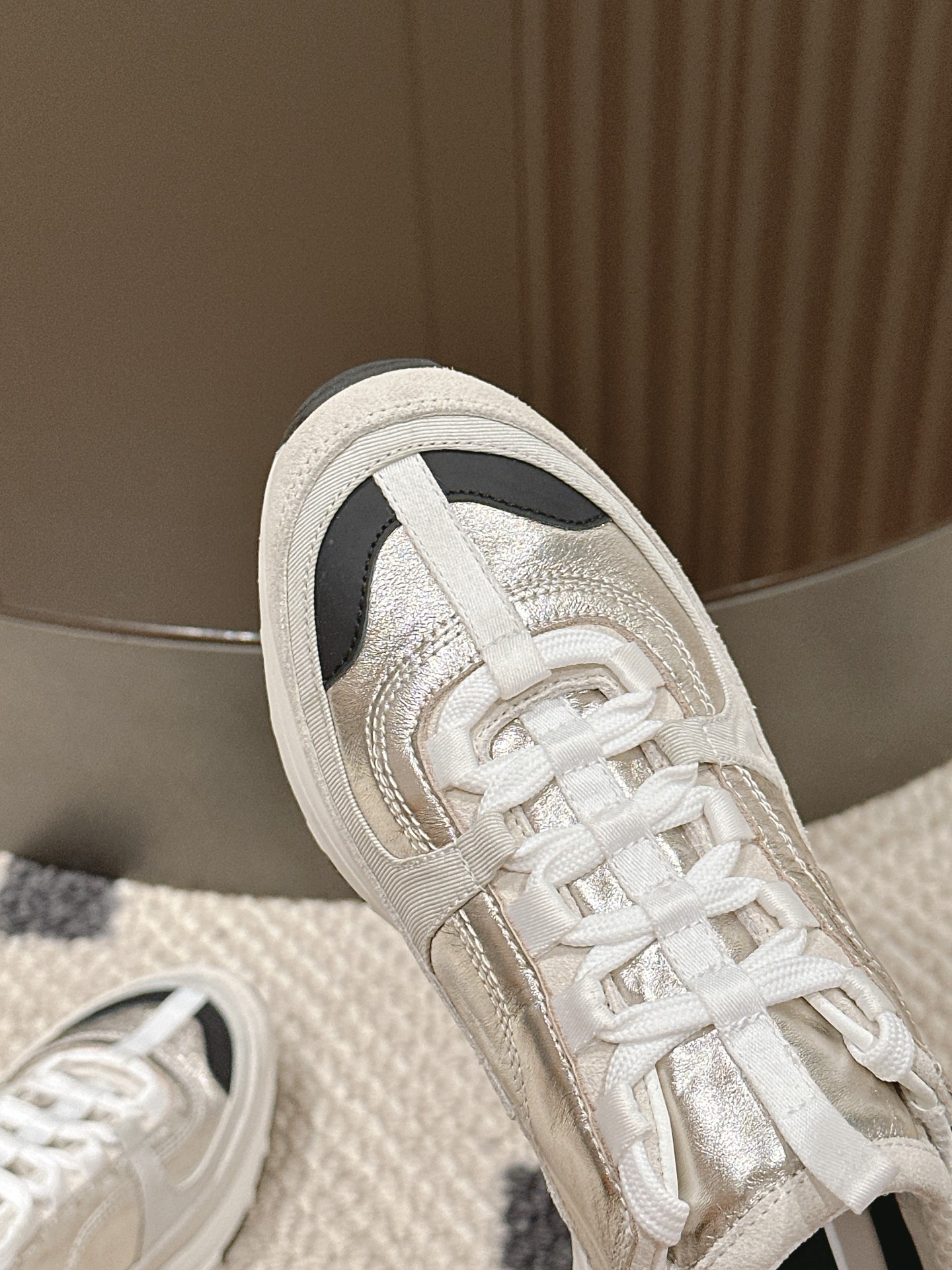 Chanel Pure White Sneakers with Pink and Black Gold Accents: Stylish, Comfortable, and Fashionable - 图片 8