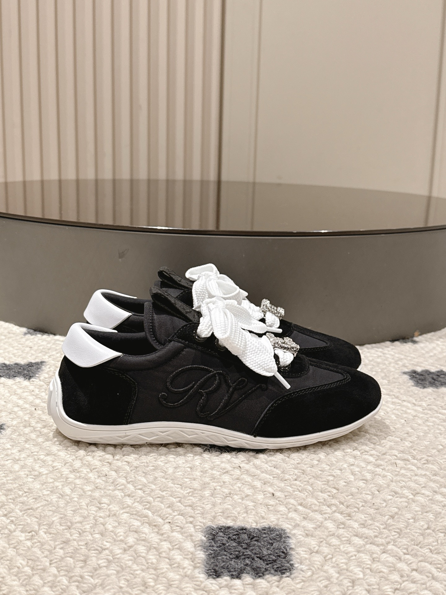 Roger Vivier Roger Vivier 2025SS的德训休闲鞋简直绝了 一整个爱住 独特设计与 元素完美融合