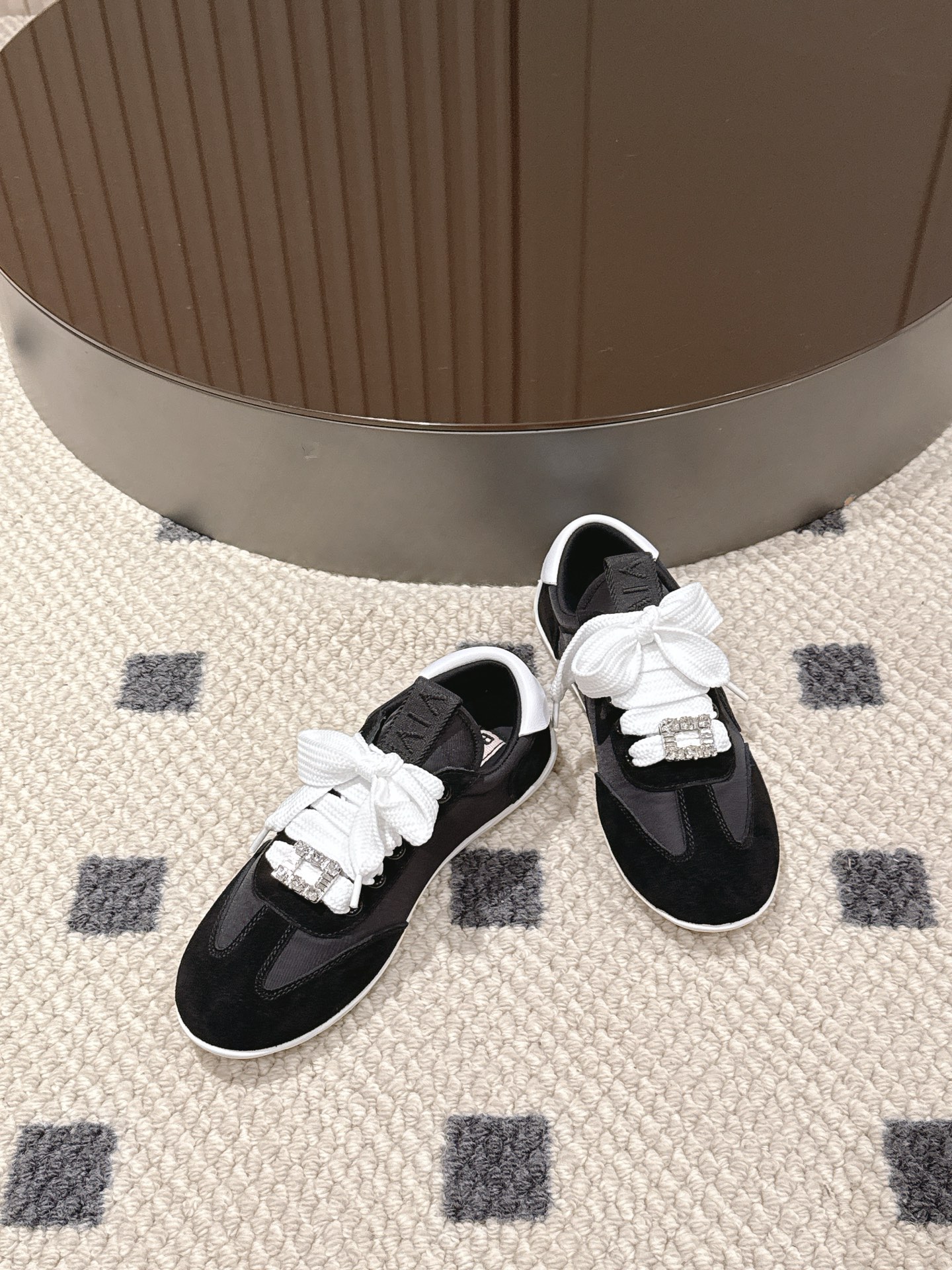 Roger Vivier Roger Vivier 2025SS的德训休闲鞋简直绝了 一整个爱住 独特设计与 元素完美融合