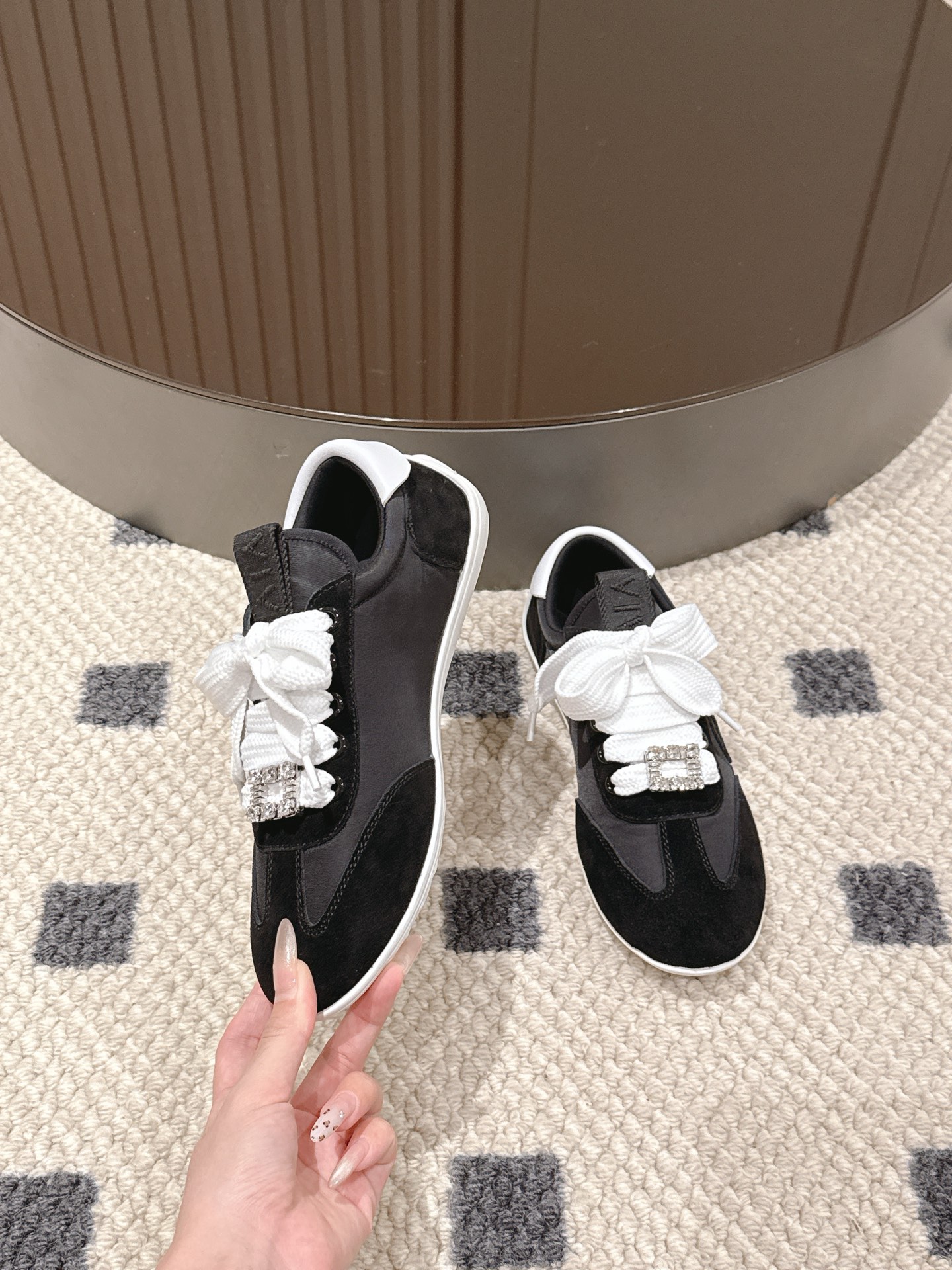 Roger Vivier Roger Vivier 2025SS的德训休闲鞋简直绝了 一整个爱住 独特设计与 元素完美融合